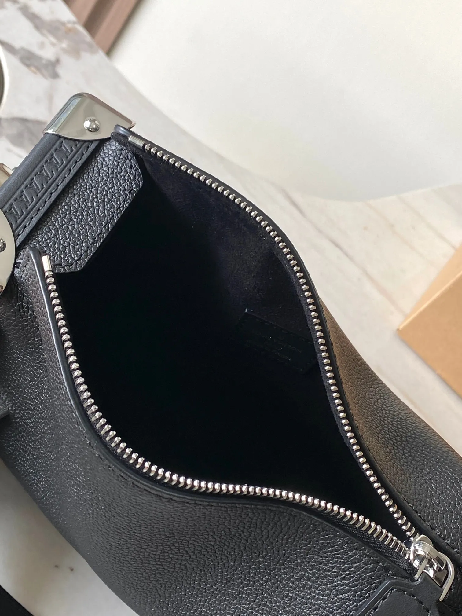 p2300 [Special grade MB163c chip version original leather] This Side Trunk medium handbag Model: M25160 Material: Grade A all-steel hardware, imported original cowhide Packaging: Full set of original duty-free MB packaging Dimensions: 21 x 14 x 6 cm