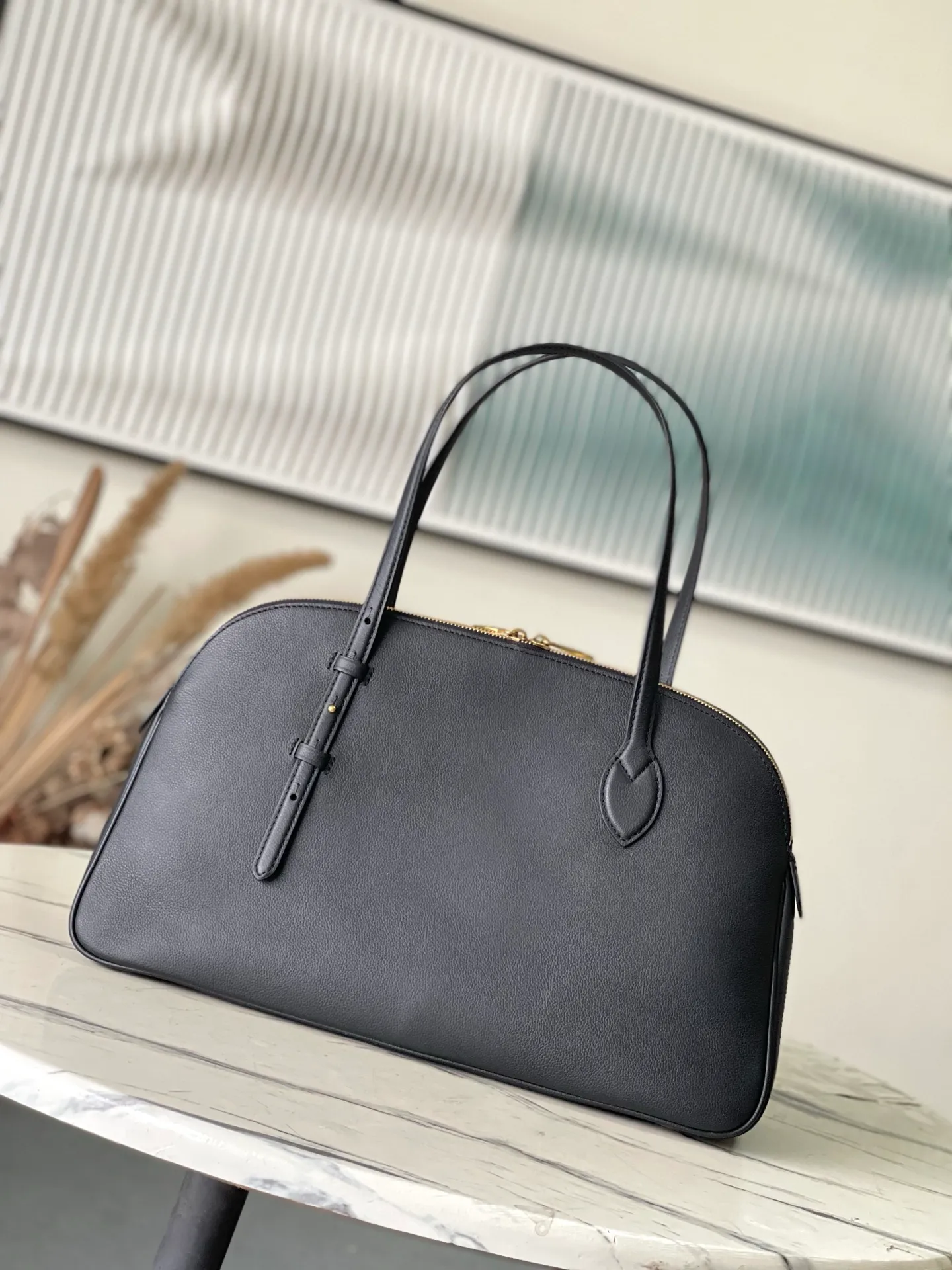 💰1280 (top layer leather) top original order M26257 Black This new Duffle Tote of the Low Key series is inspired by the Alma Horizontal handbag in the early 2000s. It is carefully crafted from timeless black grained calfskin, equipped with a secure zipper design, and is embellished with retro gold metal parts such as iconic padlocks. The handbag is spacious enough to store a laptop and other daily necessities, and comes with a detachable Monogram pattern pocket. Dimensions: 43.5 x 26.5 x 14.5 cm (length x height x width)