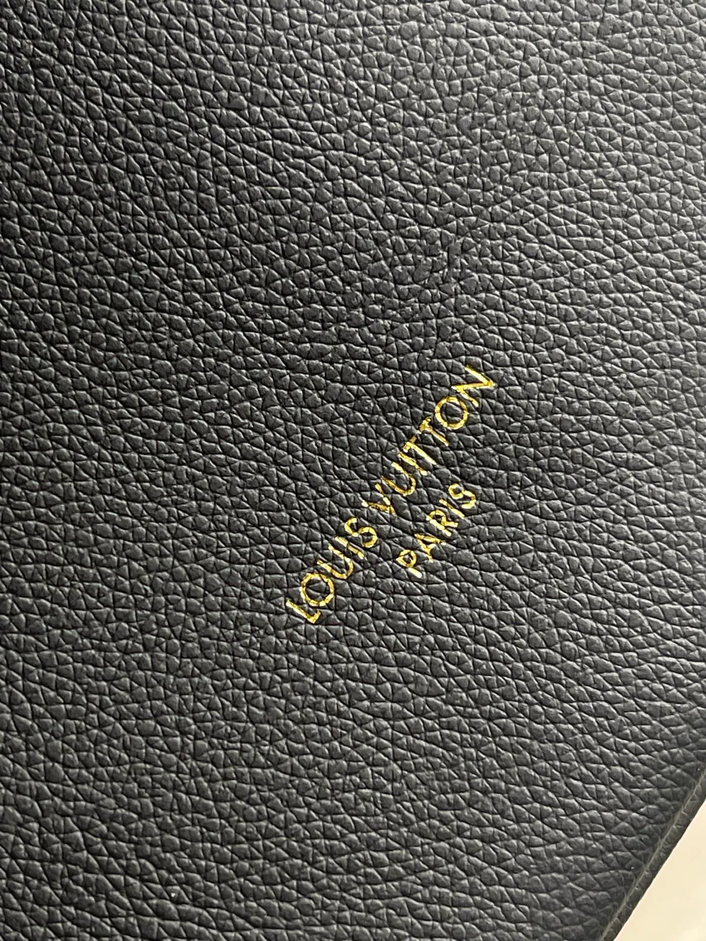 💰1280 (top layer leather) top original order M26257 Black This new Duffle Tote of the Low Key series is inspired by the Alma Horizontal handbag in the early 2000s. It is carefully crafted from timeless black grained calfskin, equipped with a secure zipper design, and is embellished with retro gold metal parts such as iconic padlocks. The handbag is spacious enough to store a laptop and other daily necessities, and comes with a detachable Monogram pattern pocket. Dimensions: 43.5 x 26.5 x 14.5 cm (length x height x width)
