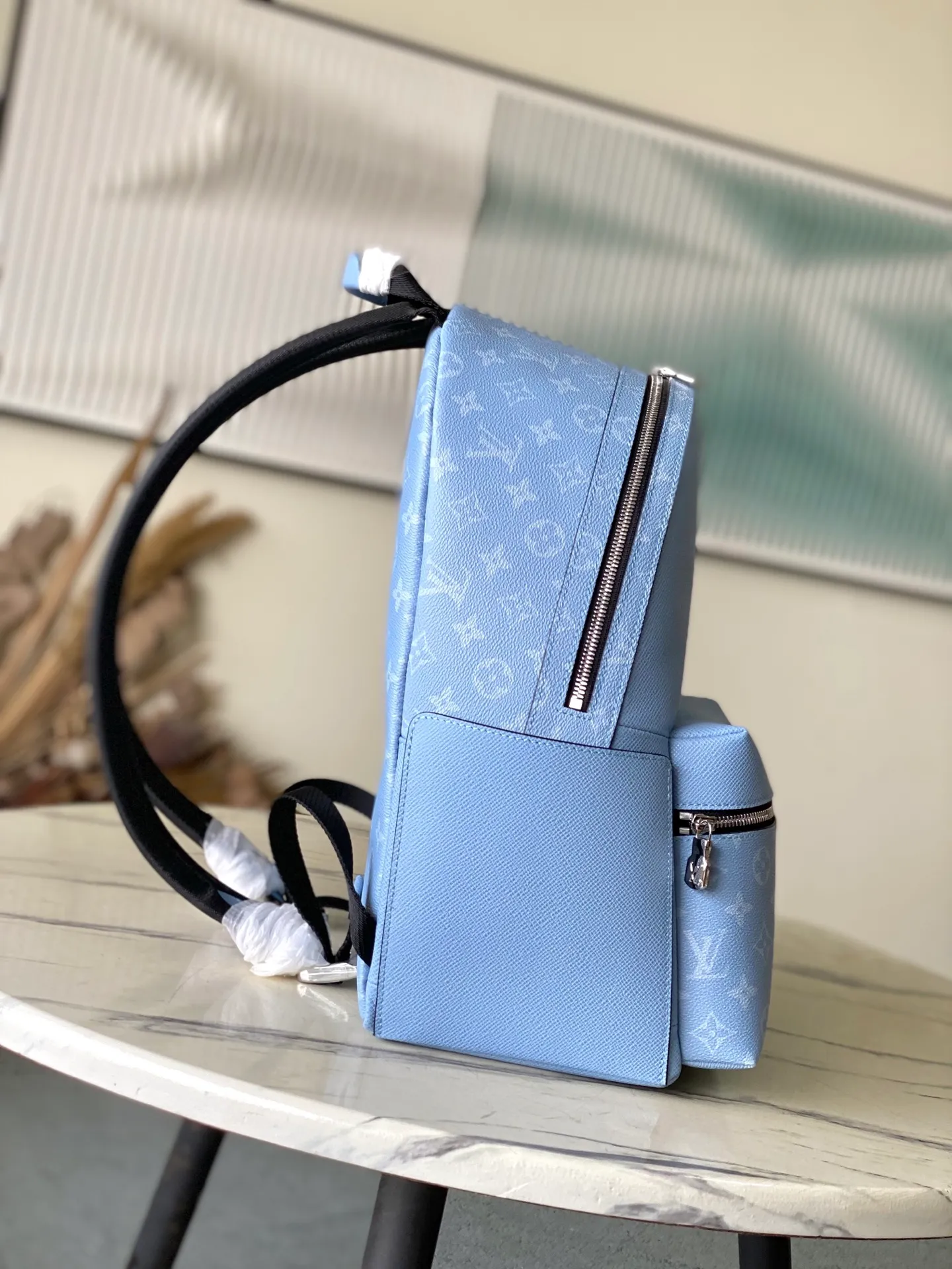💰1520 (top-grain leather) top original order M14072 This Discovery small backpack is made of Monogram canvas and Taiga cow leather, paying tribute to the clear spring sky with refreshing colors. The roomy front pocket is functional, the generous interior is lined with elegant fabric and multiple patch pockets, and the top handle adds carrying options. Dimensions: 29 × 38 × 20 cm