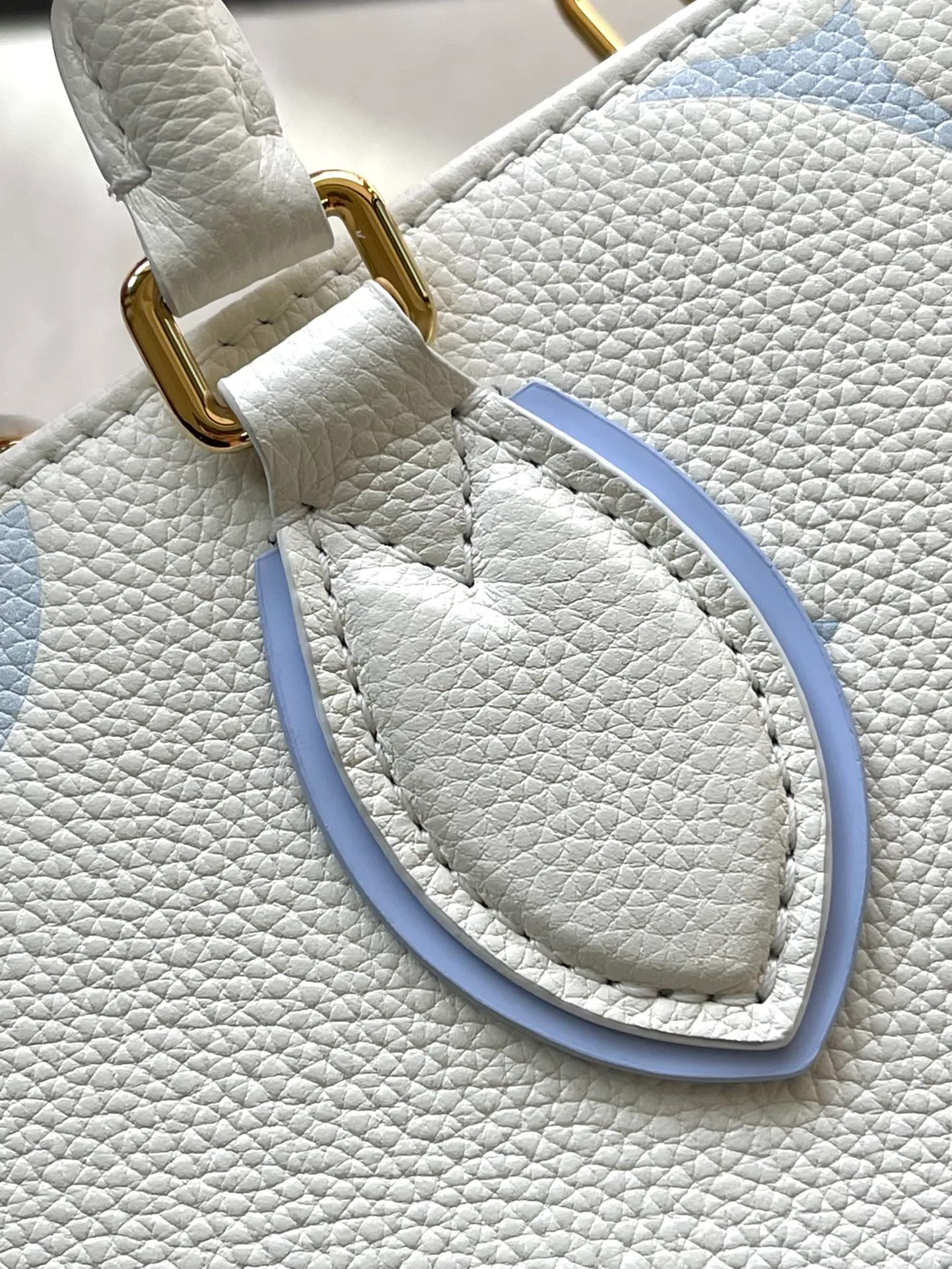 💰1040 (top layer leather) top original order M46833 milk white blue supports counter inspection. The photos taken of duty-free goods are consistent with the product without unpacking. This product is an exclusive duty-free product in the market and is the highest-end product. Inspection is supported. This product has passed strict inspection and is flawless. Please wear gloves when touching the product. This product is not returnable or exchangeable. Please confirm the product first and then remove the label on the handle. This product is temporarily not open to the public, only regular customers, and is in short supply. Dimensions: 25 x 19 x 11.5 cm