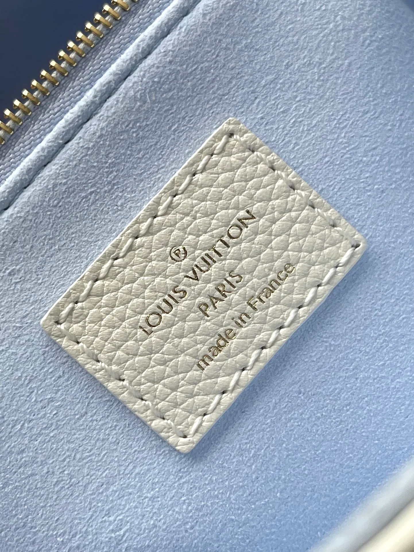 💰1040 (top layer leather) top original order M46833 milk white blue supports counter inspection. The photos taken of duty-free goods are consistent with the product without unpacking. This product is an exclusive duty-free product in the market and is the highest-end product. Inspection is supported. This product has passed strict inspection and is flawless. Please wear gloves when touching the product. This product is not returnable or exchangeable. Please confirm the product first and then remove the label on the handle. This product is temporarily not open to the public, only regular customers, and is in short supply. Dimensions: 25 x 19 x 11.5 cm