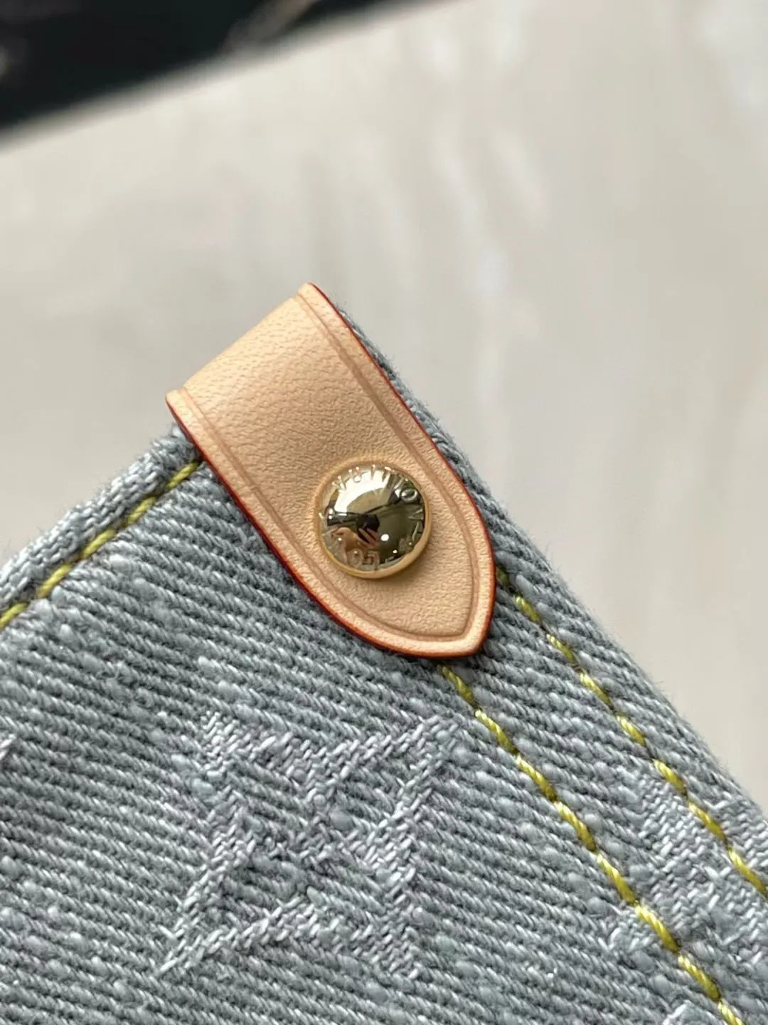 💰1220 Top original order M13189 Gray Denim Square Bag Series Onthego Medium Handbag Blue (denim denim) This Onthego medium handbag is made of sand-washed Monogram jacquard denim with a new look, with leather trim and contrasting stitching. The ample capacity meets business or leisure needs, and the exquisite handle and long shoulder strap unlock multiple carrying methods. Dimensions 35.0 x 27.0 x 14.0 cm
