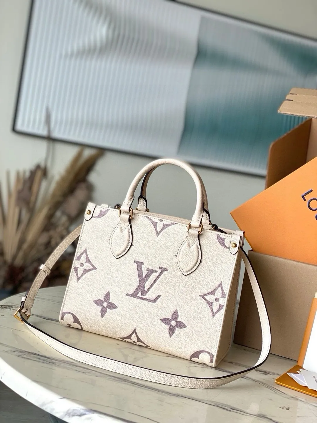 💰1040 (transcoding chip first-layer leather) top original order M45654 [ONTHEGO small handbag] Onthego small Tote bag draws inspiration from the classic Sac Plat handbag in 1968. It is made of Monogram Empreinte leather embossed with Giant Bicolor Monogram pattern to create a miniature version, which can store daily needs such as iPad Mini. Flexible handles and detachable shoulder strap enrich carrying options. Dimensions: 25 x 19 x 11.5 cm