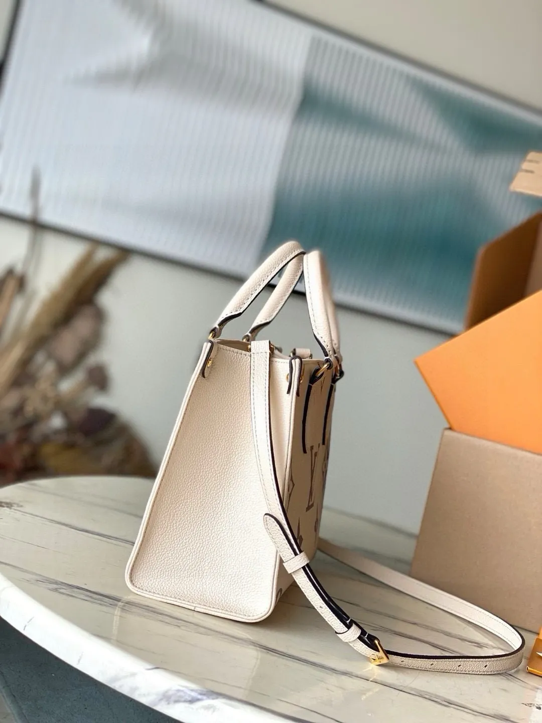 💰1040 (transcoding chip first-layer leather) top original order M45654 [ONTHEGO small handbag] Onthego small Tote bag draws inspiration from the classic Sac Plat handbag in 1968. It is made of Monogram Empreinte leather embossed with Giant Bicolor Monogram pattern to create a miniature version, which can store daily needs such as iPad Mini. Flexible handles and detachable shoulder strap enrich carrying options. Dimensions: 25 x 19 x 11.5 cm