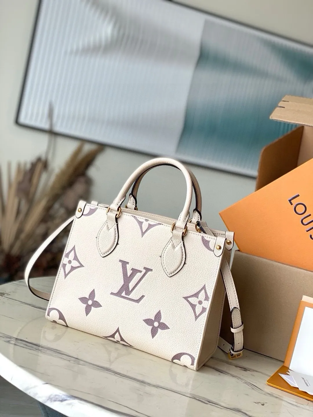 💰1040 (transcoding chip first-layer leather) top original order M45654 [ONTHEGO small handbag] Onthego small Tote bag draws inspiration from the classic Sac Plat handbag in 1968. It is made of Monogram Empreinte leather embossed with Giant Bicolor Monogram pattern to create a miniature version, which can store daily needs such as iPad Mini. Flexible handles and detachable shoulder strap enrich carrying options. Dimensions: 25 x 19 x 11.5 cm