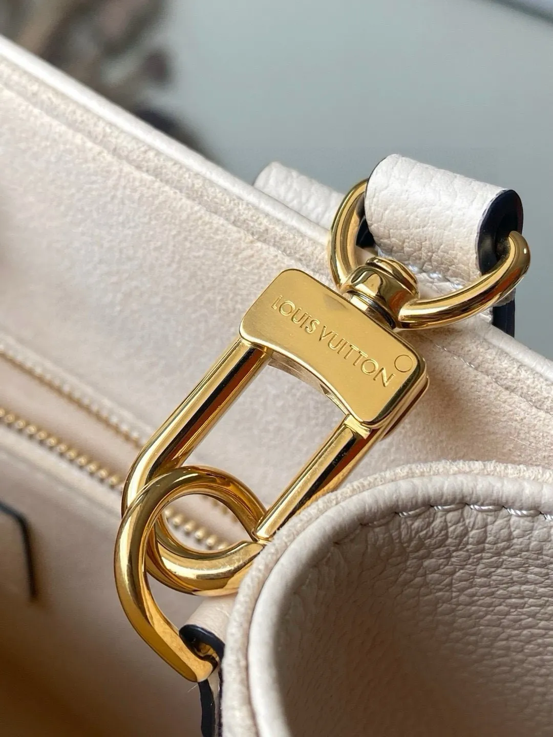 💰1040 (transcoding chip first-layer leather) top original order M45654 [ONTHEGO small handbag] Onthego small Tote bag draws inspiration from the classic Sac Plat handbag in 1968. It is made of Monogram Empreinte leather embossed with Giant Bicolor Monogram pattern to create a miniature version, which can store daily needs such as iPad Mini. Flexible handles and detachable shoulder strap enrich carrying options. Dimensions: 25 x 19 x 11.5 cm