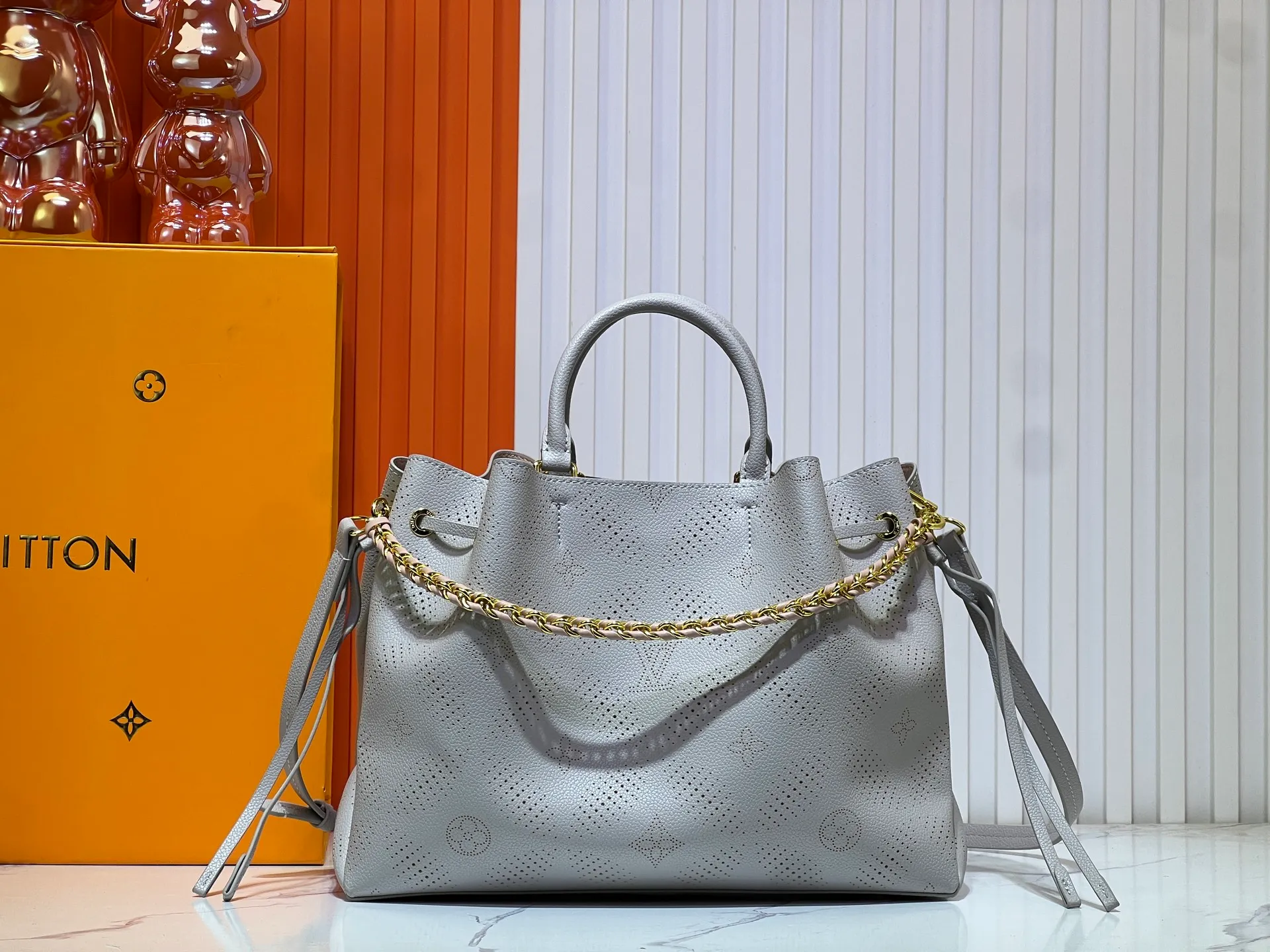 Batch 300💰Upgrade original M59203 M59200 M59655. BELLA TOTE handbag model Flight Mode capsule series Monogram engraved and perforated cow leather creates a comfortable and ample storage space. It is equipped with leather handles, leather and metal chains and detachable shoulder straps. It can be switched between handbags, elbows and cross-body. Size: 32*23*13
