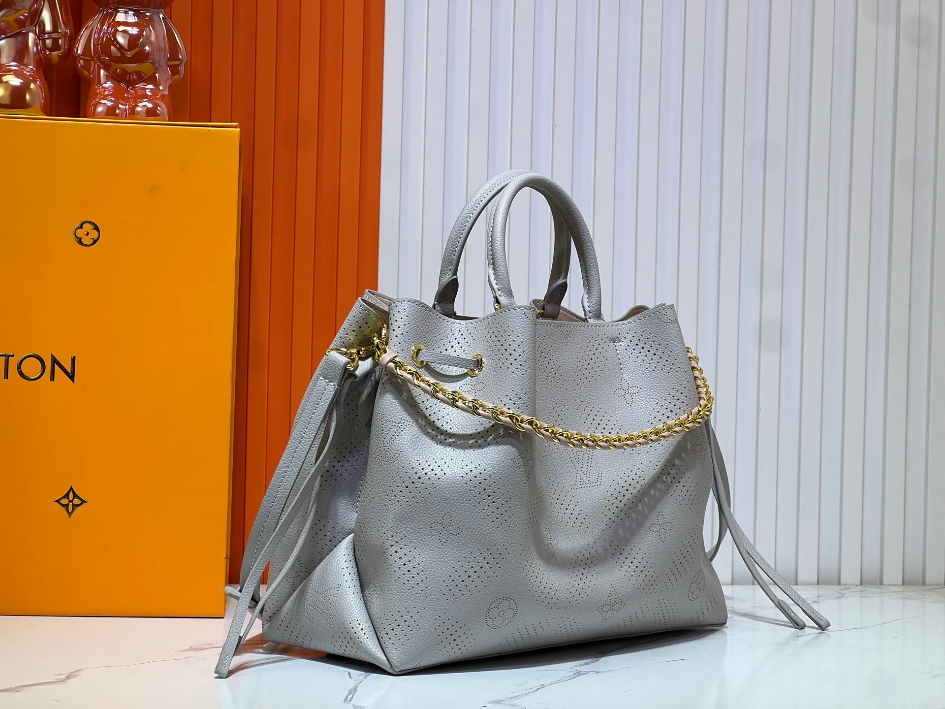 Batch 300💰Upgrade original M59203 M59200 M59655. BELLA TOTE handbag model Flight Mode capsule series Monogram engraved and perforated cow leather creates a comfortable and ample storage space. It is equipped with leather handles, leather and metal chains and detachable shoulder straps. It can be switched between handbags, elbows and cross-body. Size: 32*23*13