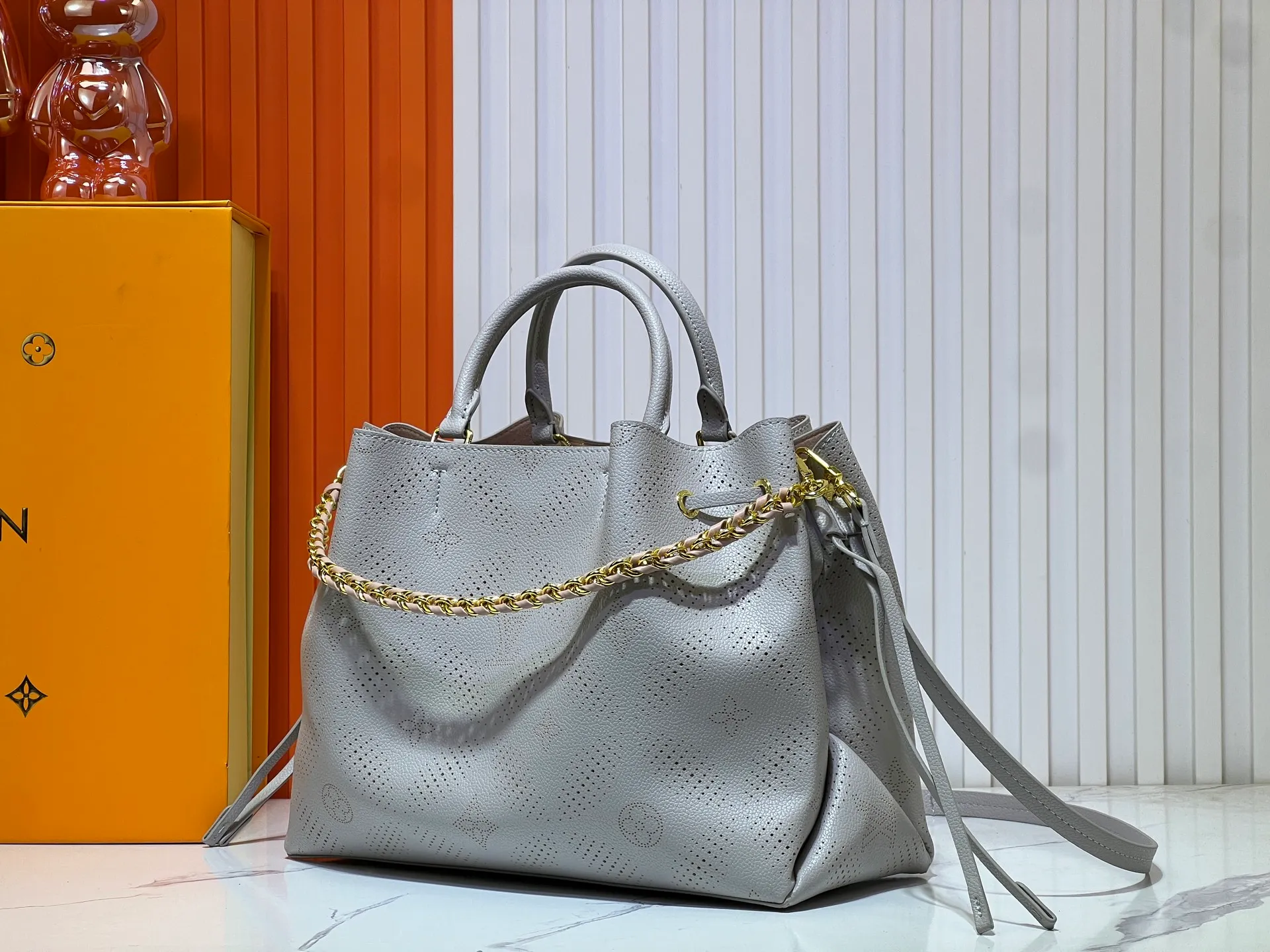 Batch 300💰Upgrade original M59203 M59200 M59655. BELLA TOTE handbag model Flight Mode capsule series Monogram engraved and perforated cow leather creates a comfortable and ample storage space. It is equipped with leather handles, leather and metal chains and detachable shoulder straps. It can be switched between handbags, elbows and cross-body. Size: 32*23*13