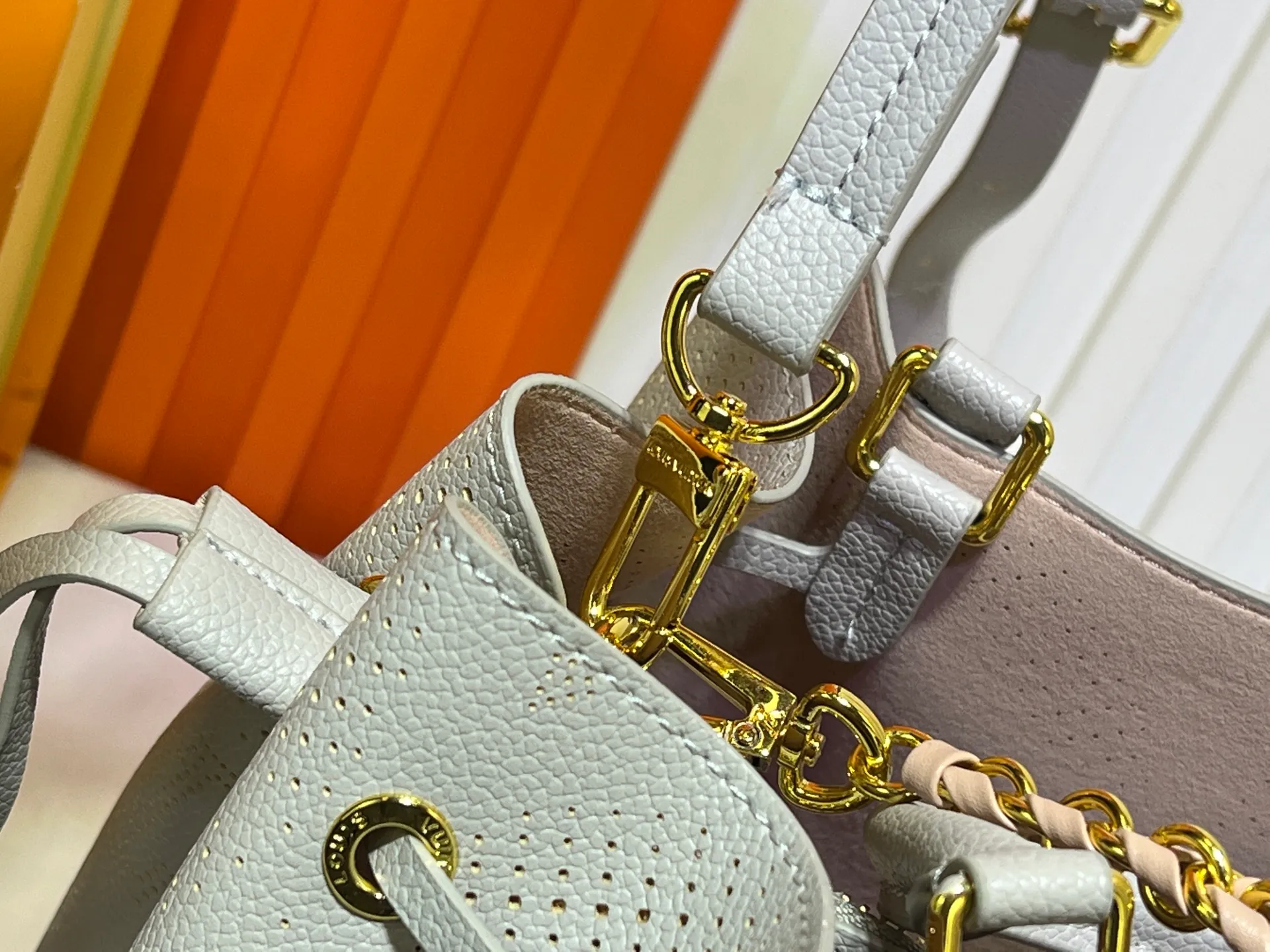 Batch 300💰Upgrade original M59203 M59200 M59655. BELLA TOTE handbag model Flight Mode capsule series Monogram engraved and perforated cow leather creates a comfortable and ample storage space. It is equipped with leather handles, leather and metal chains and detachable shoulder straps. It can be switched between handbags, elbows and cross-body. Size: 32*23*13