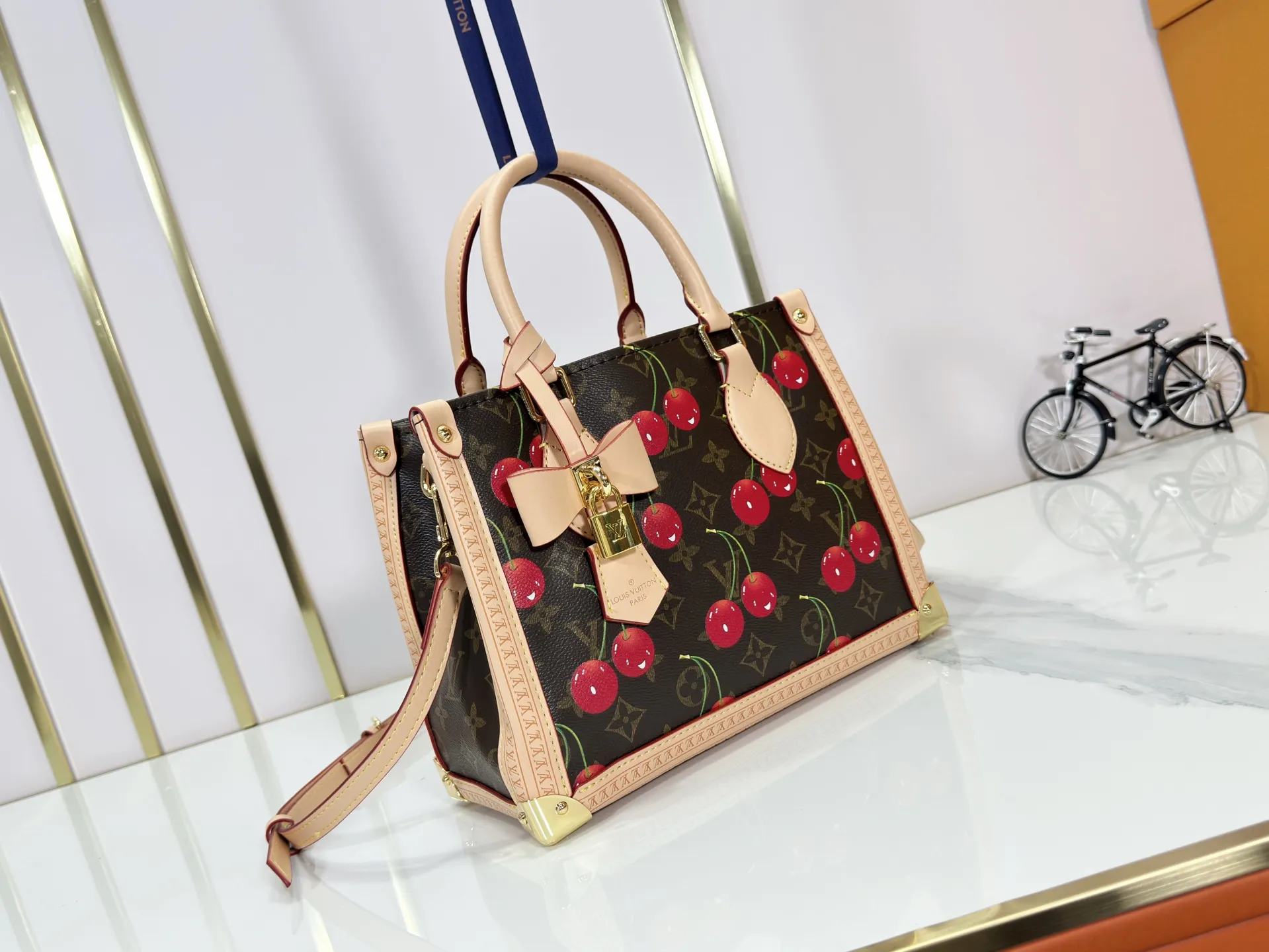P300 upgraded original M13079 M45495 M45659 M44571 The Louis Vuitton x Murakami reissue series interprets the OnTheGo small handbag in a smart way. The colorful Monogram canvas body, cowhide leather trim and LV x TM key bag highlight the sophisticated style. The shiny corners recall the design of traditional Louis Vuitton luggage, and the shoulder strap and top handle allow for multiple carrying methods. Dimensions: 25.0 x 19.0 x 11.5 cm (length x height x width)