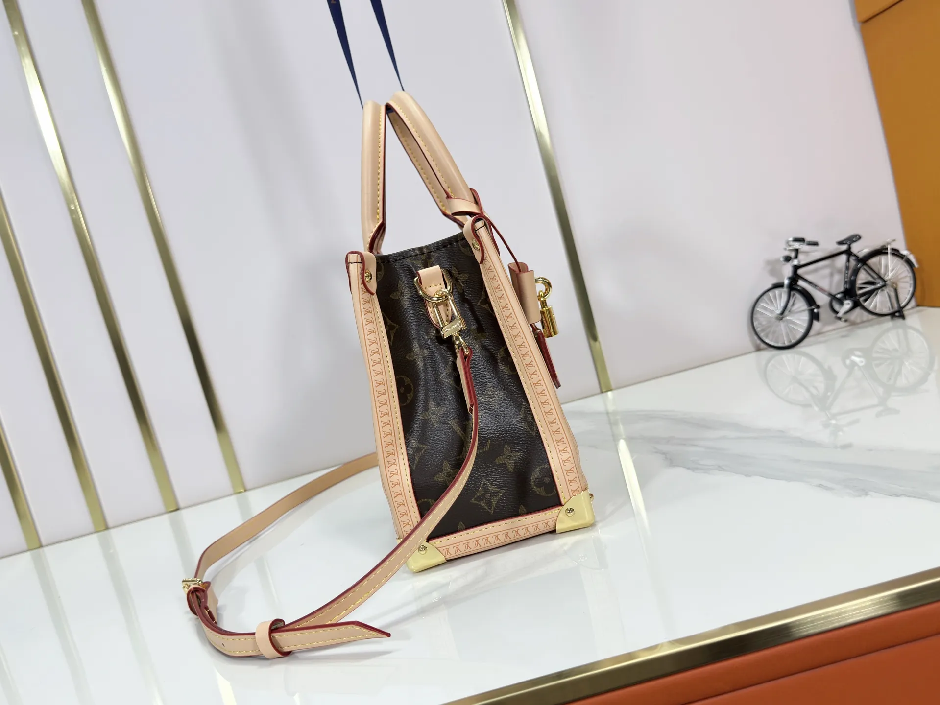 P300 upgraded original M13079 M45495 M45659 M44571 The Louis Vuitton x Murakami reissue series interprets the OnTheGo small handbag in a smart way. The colorful Monogram canvas body, cowhide leather trim and LV x TM key bag highlight the sophisticated style. The shiny corners recall the design of traditional Louis Vuitton luggage, and the shoulder strap and top handle allow for multiple carrying methods. Dimensions: 25.0 x 19.0 x 11.5 cm (length x height x width)