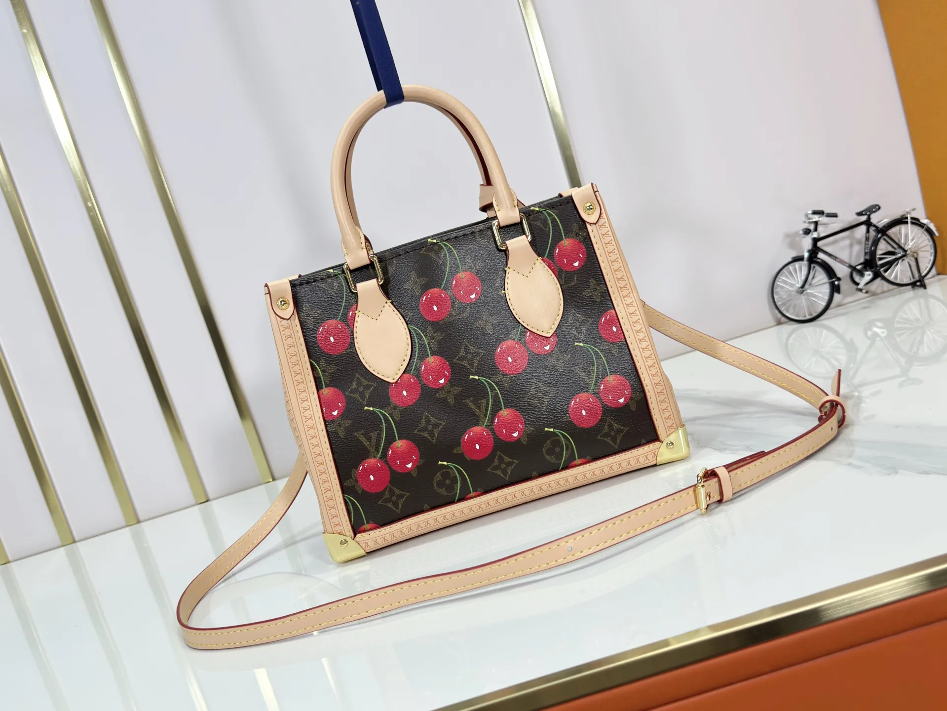 P300 upgraded original M13079 M45495 M45659 M44571 The Louis Vuitton x Murakami reissue series interprets the OnTheGo small handbag in a smart way. The colorful Monogram canvas body, cowhide leather trim and LV x TM key bag highlight the sophisticated style. The shiny corners recall the design of traditional Louis Vuitton luggage, and the shoulder strap and top handle allow for multiple carrying methods. Dimensions: 25.0 x 19.0 x 11.5 cm (length x height x width)