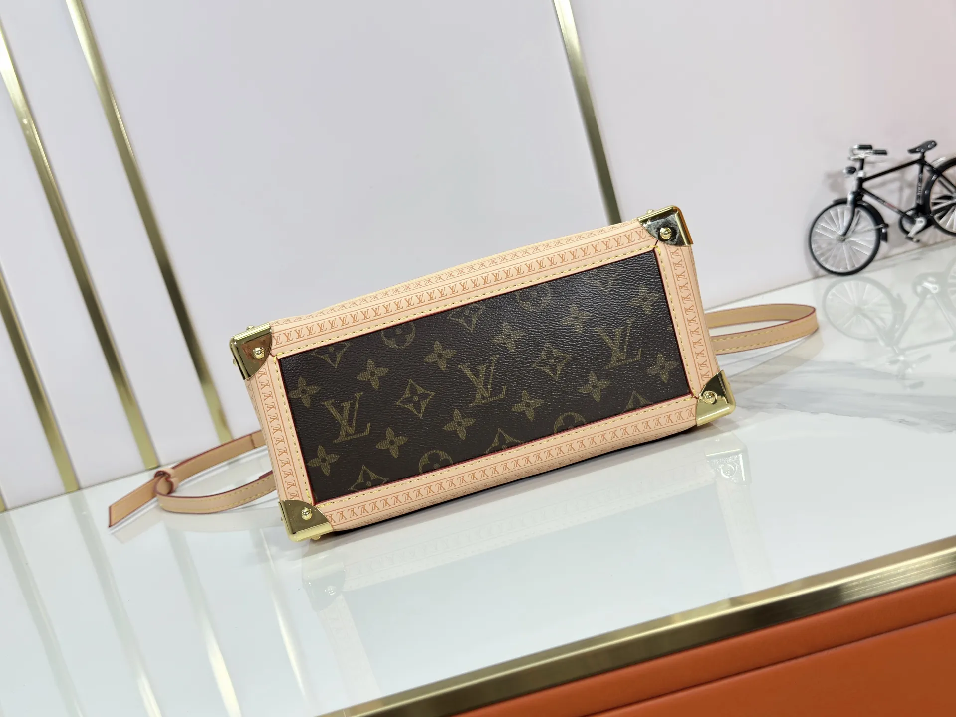 P300 upgraded original M13079 M45495 M45659 M44571 The Louis Vuitton x Murakami reissue series interprets the OnTheGo small handbag in a smart way. The colorful Monogram canvas body, cowhide leather trim and LV x TM key bag highlight the sophisticated style. The shiny corners recall the design of traditional Louis Vuitton luggage, and the shoulder strap and top handle allow for multiple carrying methods. Dimensions: 25.0 x 19.0 x 11.5 cm (length x height x width)
