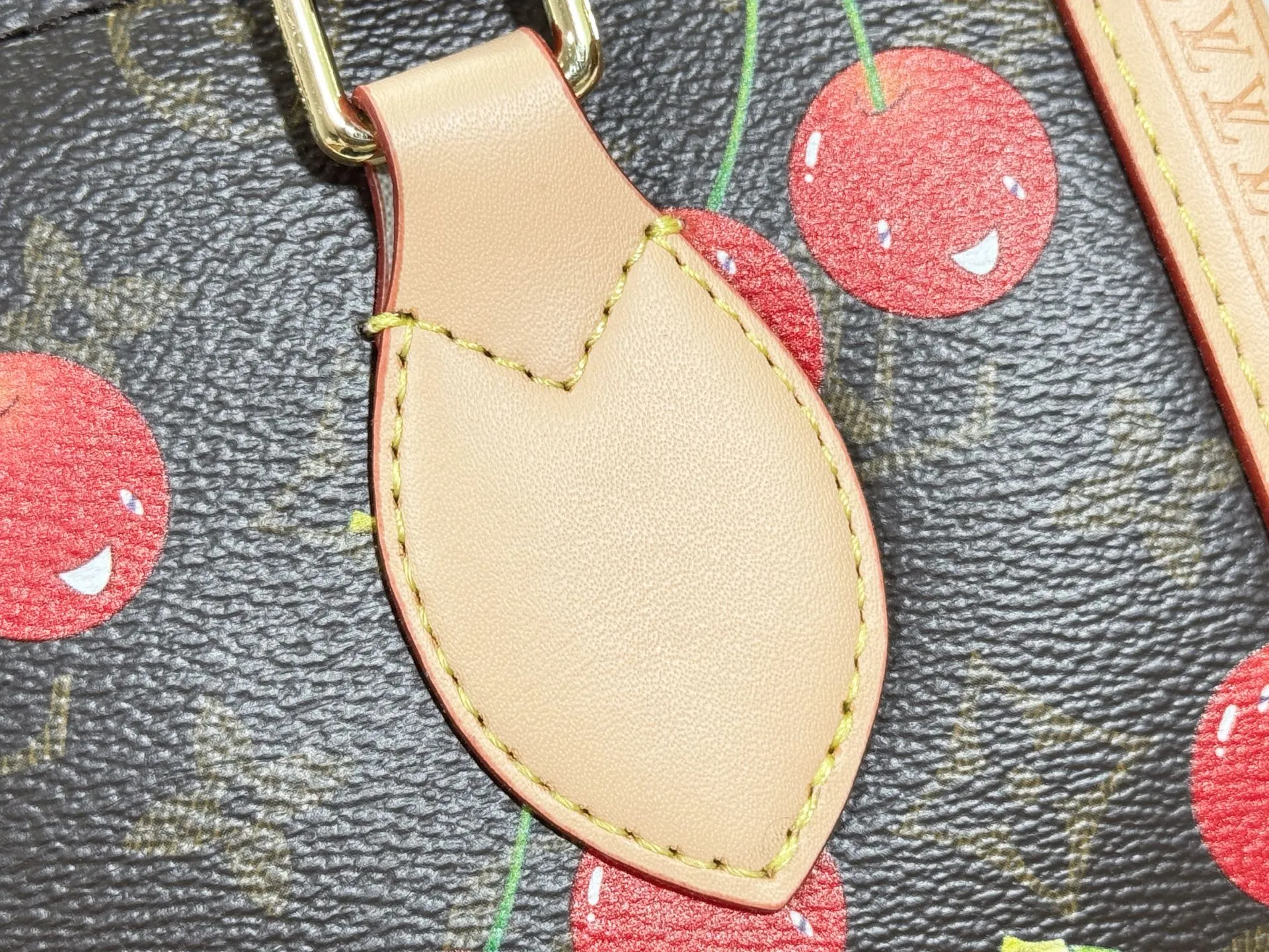 P300 upgraded original M13079 M45495 M45659 M44571 The Louis Vuitton x Murakami reissue series interprets the OnTheGo small handbag in a smart way. The colorful Monogram canvas body, cowhide leather trim and LV x TM key bag highlight the sophisticated style. The shiny corners recall the design of traditional Louis Vuitton luggage, and the shoulder strap and top handle allow for multiple carrying methods. Dimensions: 25.0 x 19.0 x 11.5 cm (length x height x width)