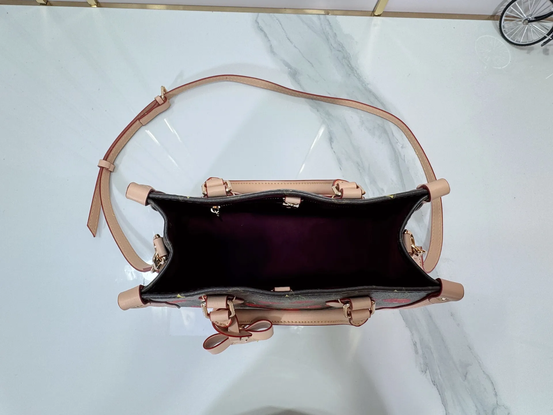 P300 upgraded original M13079 M45495 M45659 M44571 The Louis Vuitton x Murakami reissue series interprets the OnTheGo small handbag in a smart way. The colorful Monogram canvas body, cowhide leather trim and LV x TM key bag highlight the sophisticated style. The shiny corners recall the design of traditional Louis Vuitton luggage, and the shoulder strap and top handle allow for multiple carrying methods. Dimensions: 25.0 x 19.0 x 11.5 cm (length x height x width)