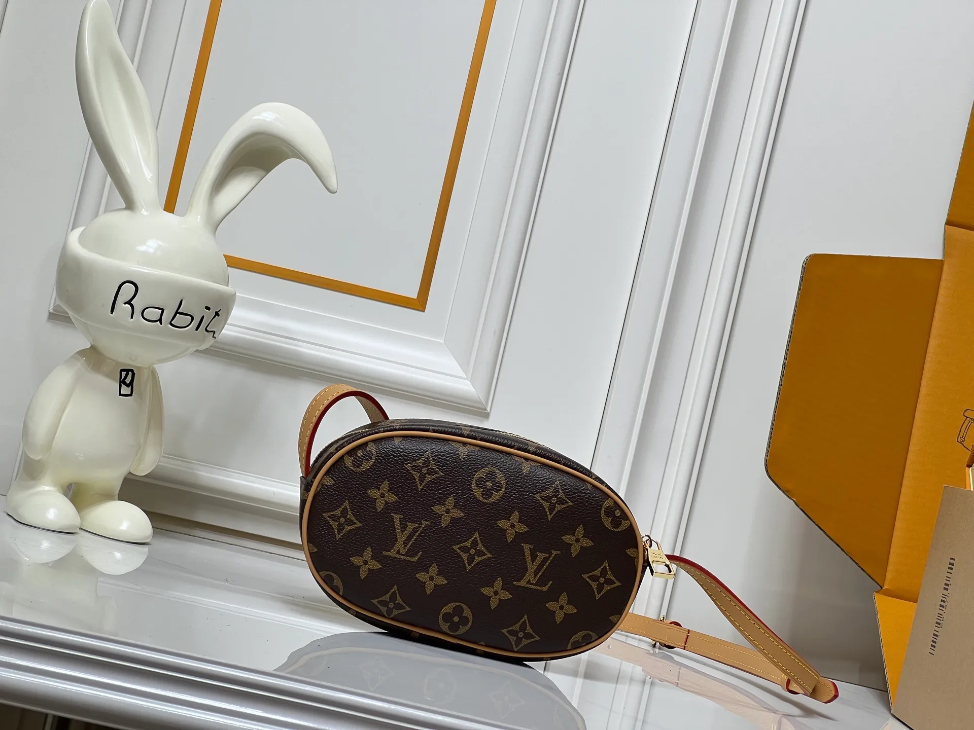 Batch 260💰M25549 LV goose egg bag has become a focus item in the fashion industry with its unique egg-shaped design and brand charm. It is suitable for consumers who pursue personality and design. Size: 20cm*6cm*12cm