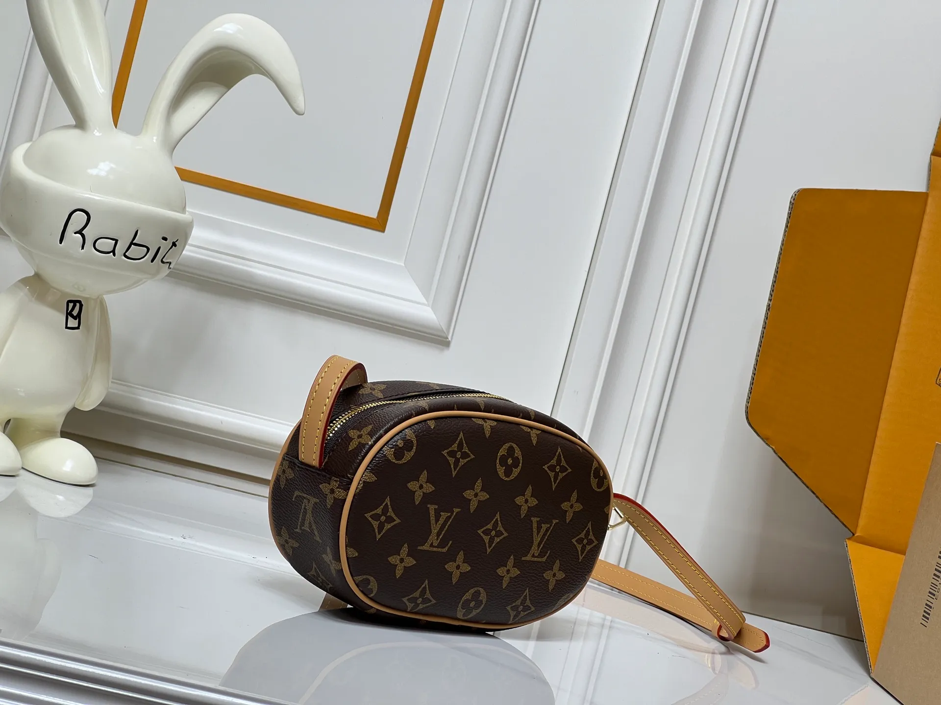 Batch 260💰M25549 LV goose egg bag has become a focus item in the fashion industry with its unique egg-shaped design and brand charm. It is suitable for consumers who pursue personality and design. Size: 20cm*6cm*12cm