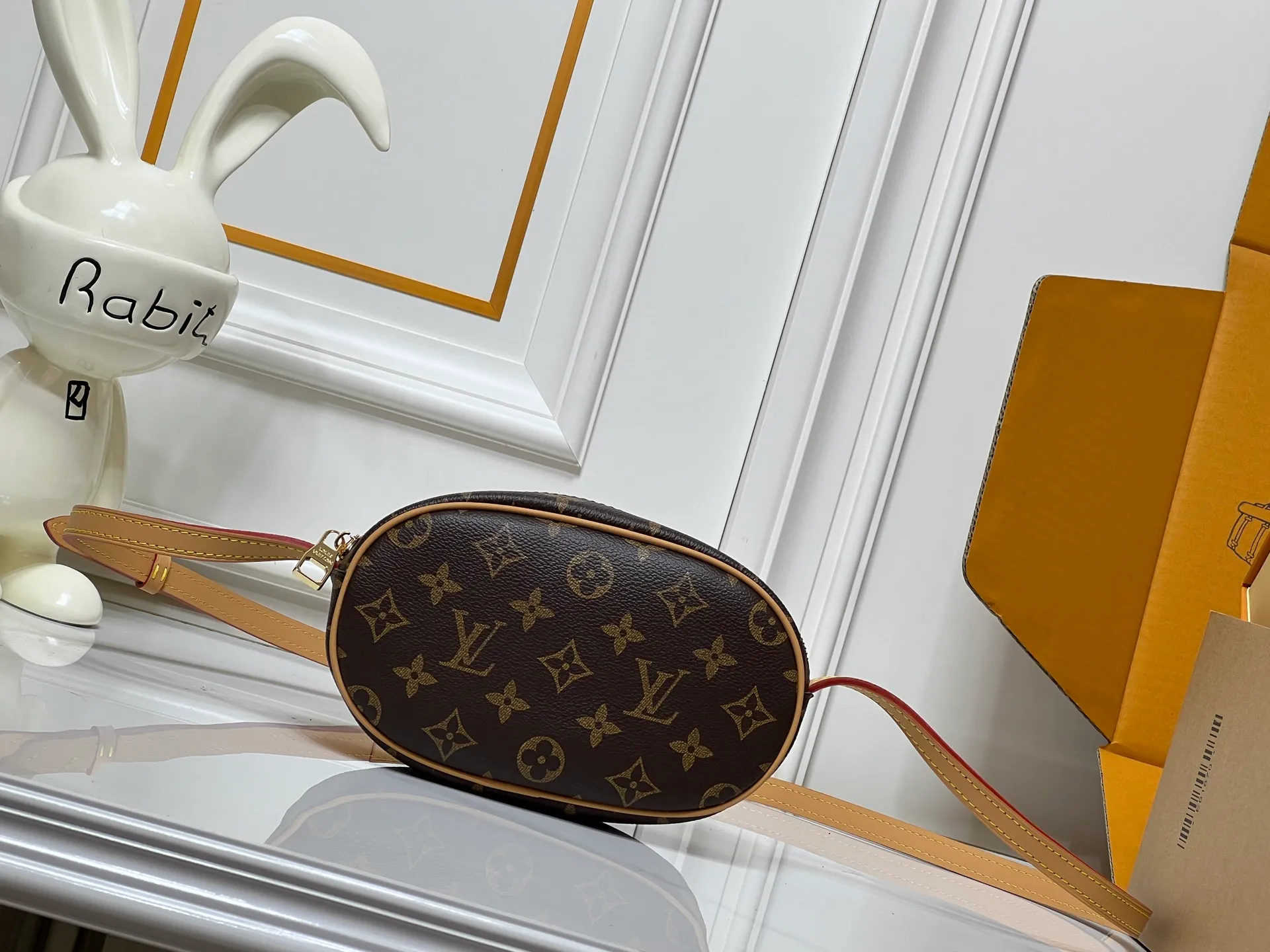 Batch 260💰M25549 LV goose egg bag has become a focus item in the fashion industry with its unique egg-shaped design and brand charm. It is suitable for consumers who pursue personality and design. Size: 20cm*6cm*12cm
