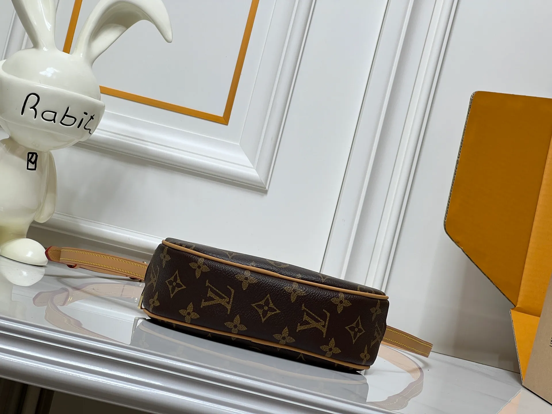 Batch 260💰M25549 LV goose egg bag has become a focus item in the fashion industry with its unique egg-shaped design and brand charm. It is suitable for consumers who pursue personality and design. Size: 20cm*6cm*12cm