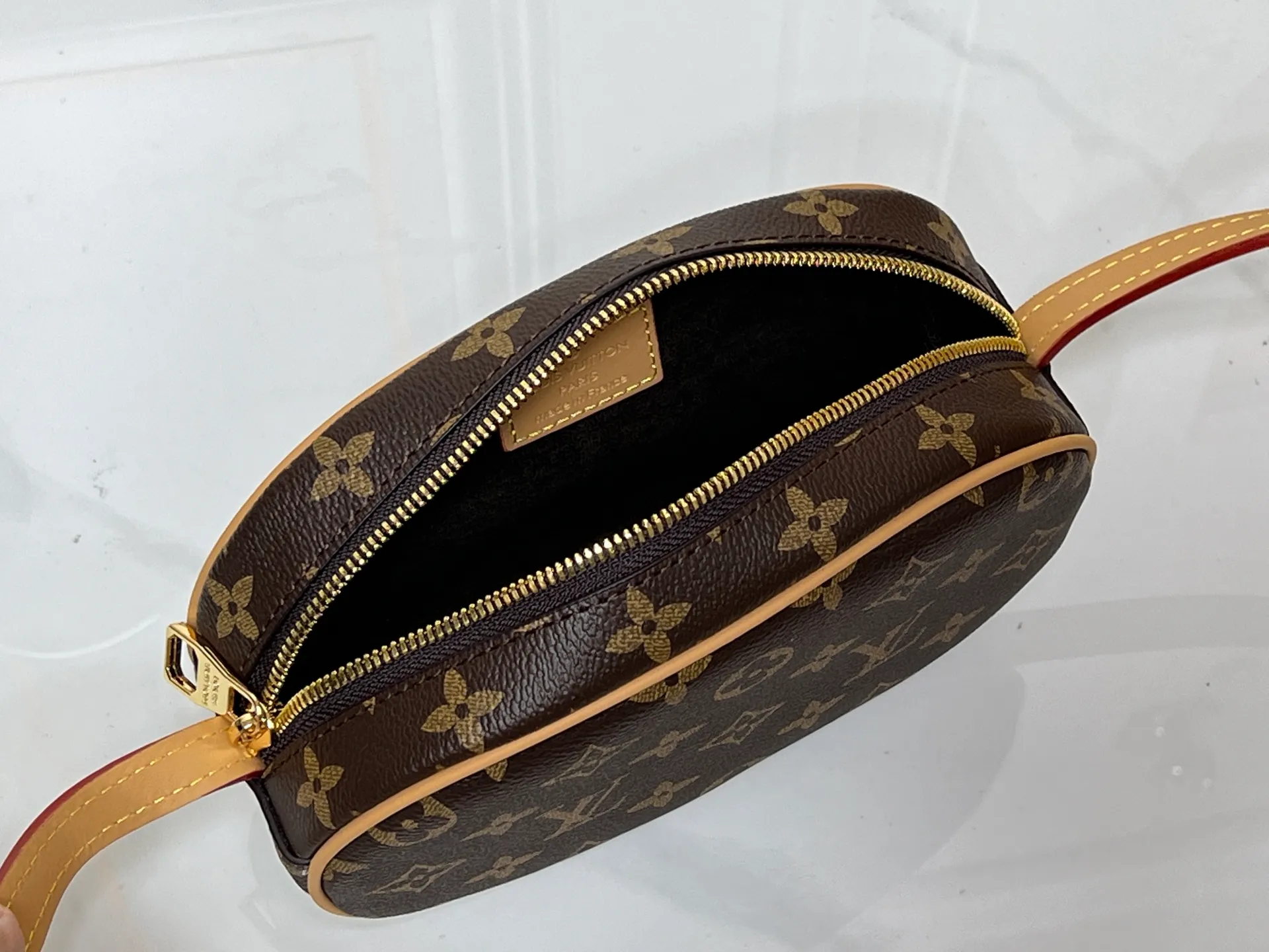Batch 260💰M25549 LV goose egg bag has become a focus item in the fashion industry with its unique egg-shaped design and brand charm. It is suitable for consumers who pursue personality and design. Size: 20cm*6cm*12cm