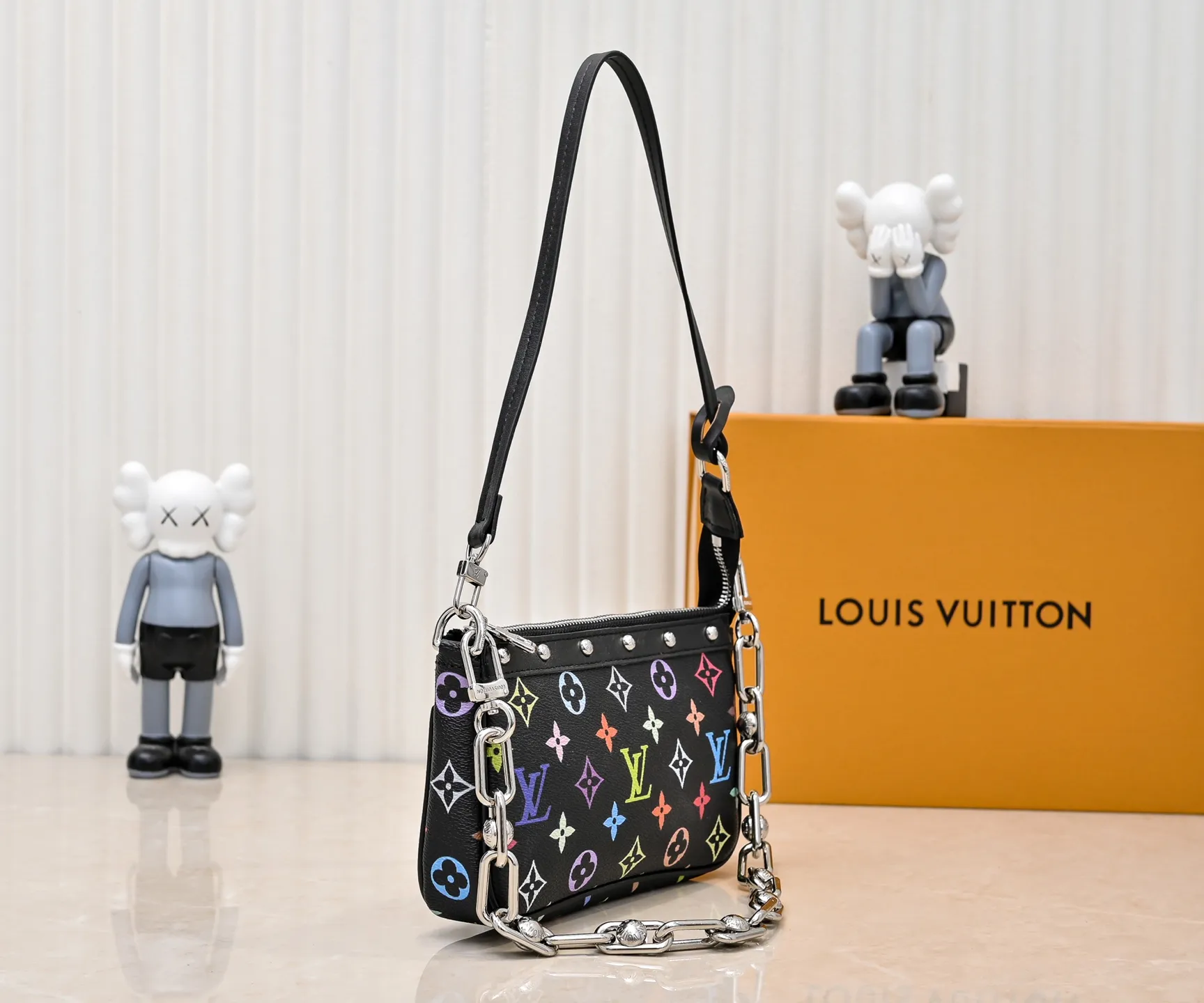 Batch 280💰M13404 Black color White color This Pochette Accessoires handbag is made of coated canvas, with colorful Monogram patterns to interpret the smart style of the Louis Vuitton×Takashi Murakami cross-border collaboration series. Calf leather trim and dazzling hardware add to the sophisticated details, while the detachable shoulder strap and chain provide flexible carry. Size: 22x13x4cm