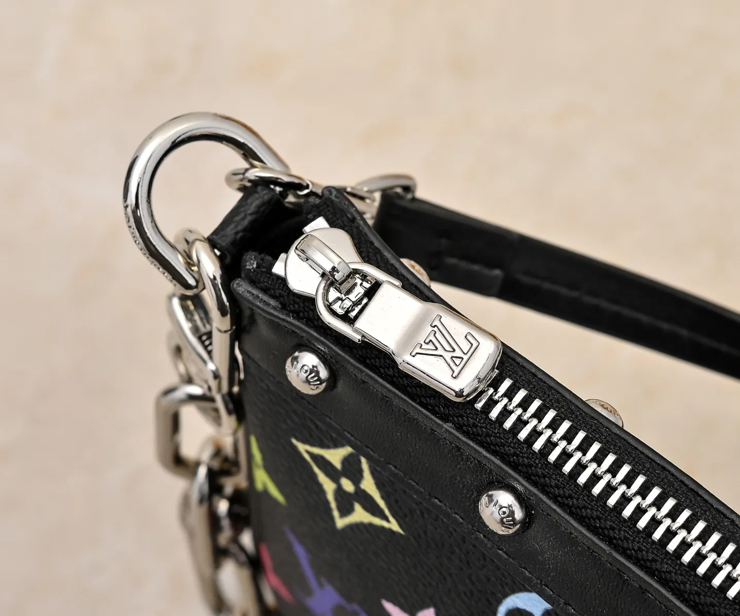 Batch 280💰M13404 Black color White color This Pochette Accessoires handbag is made of coated canvas, with colorful Monogram patterns to interpret the smart style of the Louis Vuitton×Takashi Murakami cross-border collaboration series. Calf leather trim and dazzling hardware add to the sophisticated details, while the detachable shoulder strap and chain provide flexible carry. Size: 22x13x4cm