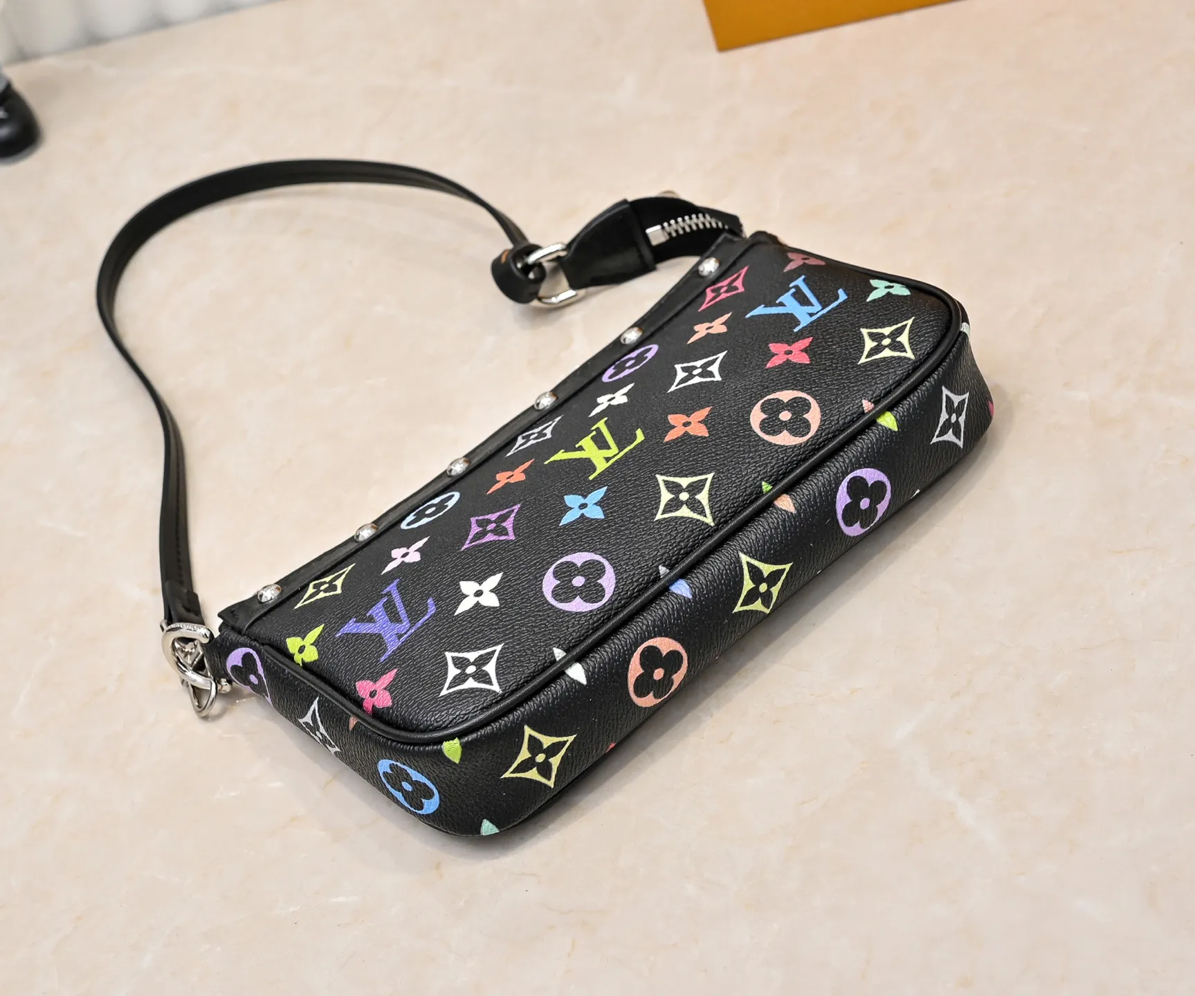 Batch 280💰M13404 Black color White color This Pochette Accessoires handbag is made of coated canvas, with colorful Monogram patterns to interpret the smart style of the Louis Vuitton×Takashi Murakami cross-border collaboration series. Calf leather trim and dazzling hardware add to the sophisticated details, while the detachable shoulder strap and chain provide flexible carry. Size: 22x13x4cm