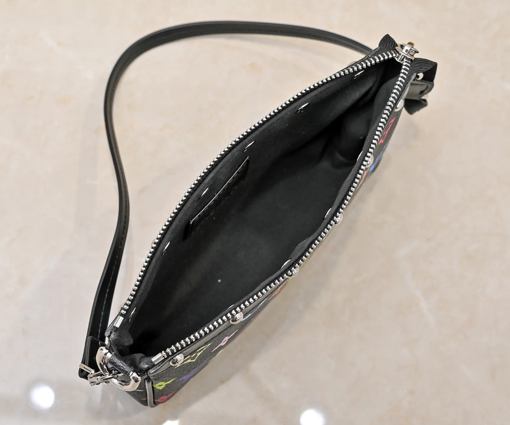 Batch 280💰M13404 Black color White color This Pochette Accessoires handbag is made of coated canvas, with colorful Monogram patterns to interpret the smart style of the Louis Vuitton×Takashi Murakami cross-border collaboration series. Calf leather trim and dazzling hardware add to the sophisticated details, while the detachable shoulder strap and chain provide flexible carry. Size: 22x13x4cm