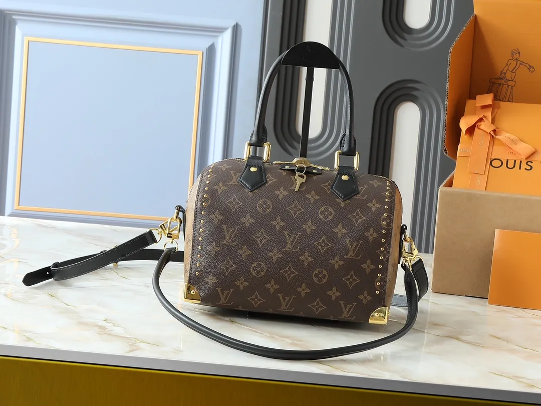 💰280💰Upgraded from the original M26181 M26392, the Louis Vuitton Trunk series welcomes this new Speedy 25, which pays homage to the brand’s genes through brand archival elements such as the classic Monogram pattern and suitcase-inspired details. Made of canvas material with cow leather trim and embellished with metal parts, it shows exquisite craftsmanship. The elegant yet modern design can be carried by hand or on one shoulder, making it suitable for a variety of occasions. Dimensions: 27.0 x 20.0 x 15.0 cm (length x height x width)