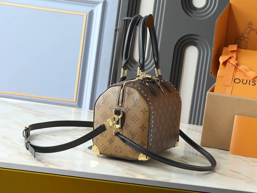 💰280💰Upgraded from the original M26181 M26392, the Louis Vuitton Trunk series welcomes this new Speedy 25, which pays homage to the brand’s genes through brand archival elements such as the classic Monogram pattern and suitcase-inspired details. Made of canvas material with cow leather trim and embellished with metal parts, it shows exquisite craftsmanship. The elegant yet modern design can be carried by hand or on one shoulder, making it suitable for a variety of occasions. Dimensions: 27.0 x 20.0 x 15.0 cm (length x height x width)