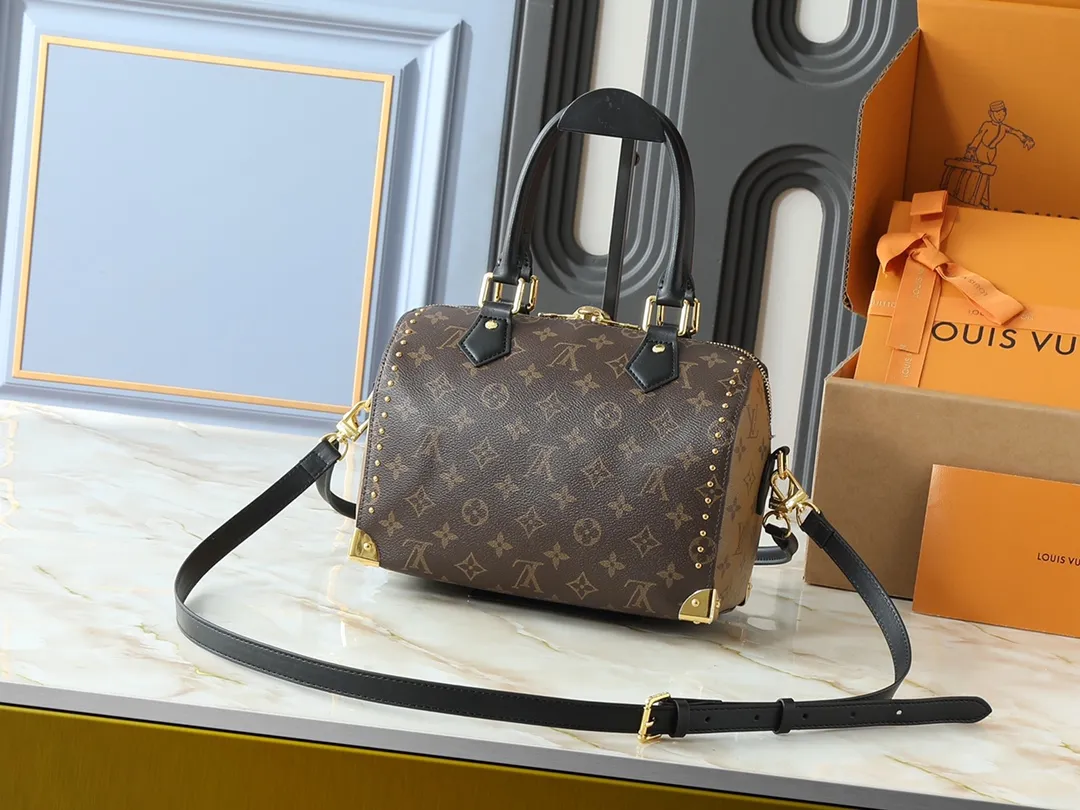 💰280💰Upgraded from the original M26181 M26392, the Louis Vuitton Trunk series welcomes this new Speedy 25, which pays homage to the brand’s genes through brand archival elements such as the classic Monogram pattern and suitcase-inspired details. Made of canvas material with cow leather trim and embellished with metal parts, it shows exquisite craftsmanship. The elegant yet modern design can be carried by hand or on one shoulder, making it suitable for a variety of occasions. Dimensions: 27.0 x 20.0 x 15.0 cm (length x height x width)