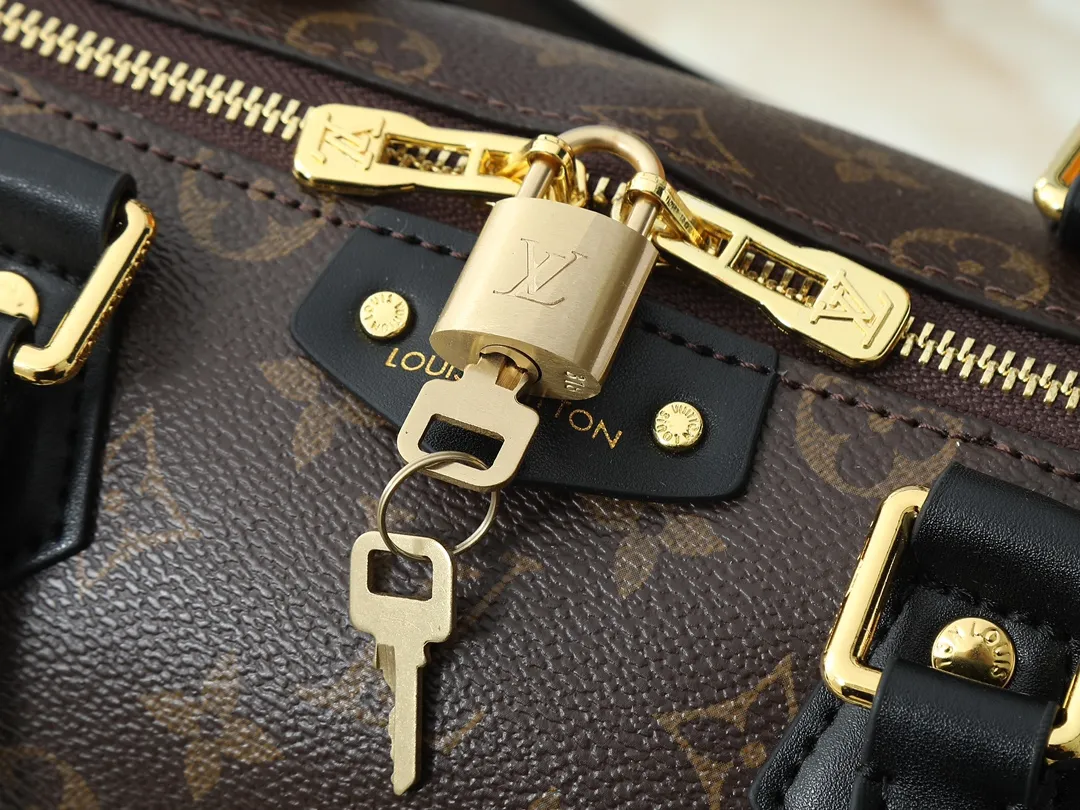 💰280💰Upgraded from the original M26181 M26392, the Louis Vuitton Trunk series welcomes this new Speedy 25, which pays homage to the brand’s genes through brand archival elements such as the classic Monogram pattern and suitcase-inspired details. Made of canvas material with cow leather trim and embellished with metal parts, it shows exquisite craftsmanship. The elegant yet modern design can be carried by hand or on one shoulder, making it suitable for a variety of occasions. Dimensions: 27.0 x 20.0 x 15.0 cm (length x height x width)