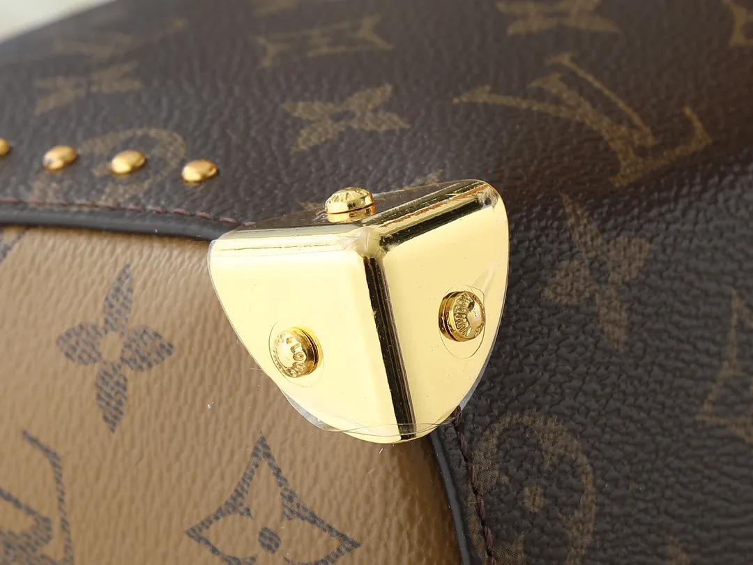 💰280💰Upgraded from the original M26181 M26392, the Louis Vuitton Trunk series welcomes this new Speedy 25, which pays homage to the brand’s genes through brand archival elements such as the classic Monogram pattern and suitcase-inspired details. Made of canvas material with cow leather trim and embellished with metal parts, it shows exquisite craftsmanship. The elegant yet modern design can be carried by hand or on one shoulder, making it suitable for a variety of occasions. Dimensions: 27.0 x 20.0 x 15.0 cm (length x height x width)