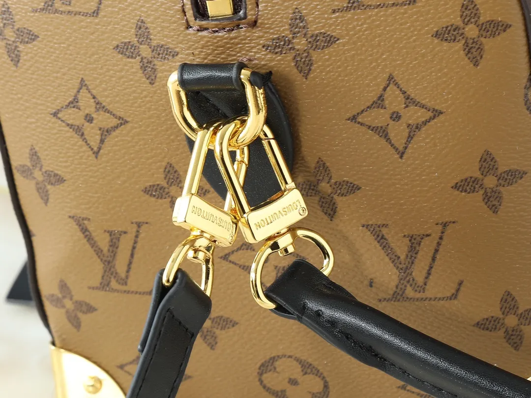 💰280💰Upgraded from the original M26181 M26392, the Louis Vuitton Trunk series welcomes this new Speedy 25, which pays homage to the brand’s genes through brand archival elements such as the classic Monogram pattern and suitcase-inspired details. Made of canvas material with cow leather trim and embellished with metal parts, it shows exquisite craftsmanship. The elegant yet modern design can be carried by hand or on one shoulder, making it suitable for a variety of occasions. Dimensions: 27.0 x 20.0 x 15.0 cm (length x height x width)