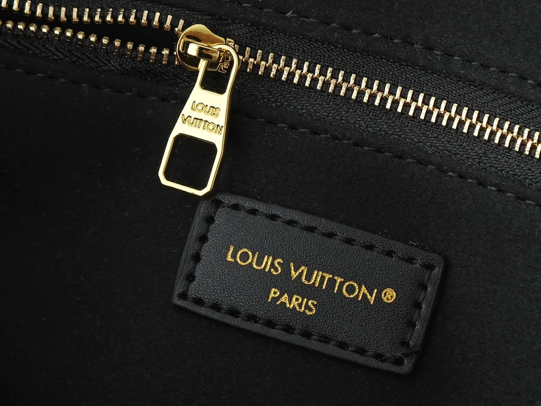 💰280💰Upgraded from the original M26181 M26392, the Louis Vuitton Trunk series welcomes this new Speedy 25, which pays homage to the brand’s genes through brand archival elements such as the classic Monogram pattern and suitcase-inspired details. Made of canvas material with cow leather trim and embellished with metal parts, it shows exquisite craftsmanship. The elegant yet modern design can be carried by hand or on one shoulder, making it suitable for a variety of occasions. Dimensions: 27.0 x 20.0 x 15.0 cm (length x height x width)
