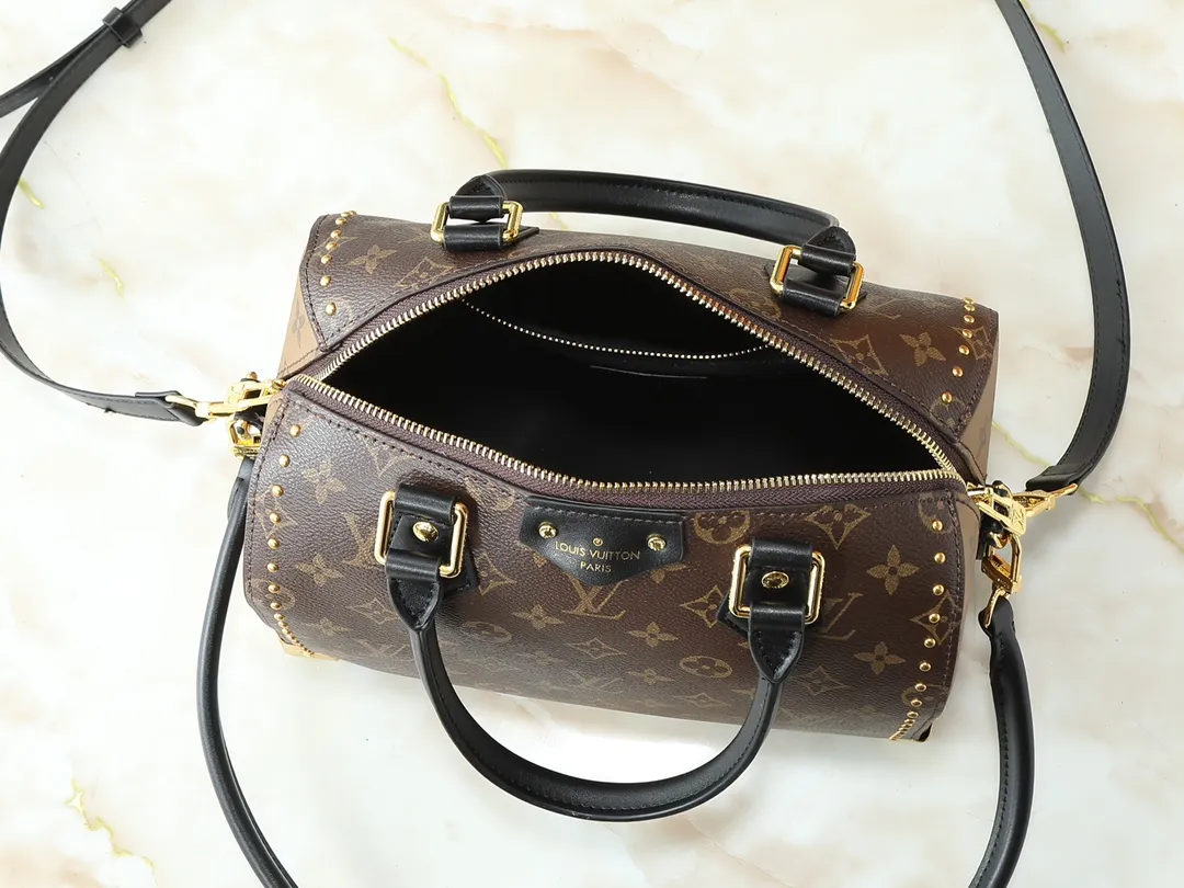 💰280💰Upgraded from the original M26181 M26392, the Louis Vuitton Trunk series welcomes this new Speedy 25, which pays homage to the brand’s genes through brand archival elements such as the classic Monogram pattern and suitcase-inspired details. Made of canvas material with cow leather trim and embellished with metal parts, it shows exquisite craftsmanship. The elegant yet modern design can be carried by hand or on one shoulder, making it suitable for a variety of occasions. Dimensions: 27.0 x 20.0 x 15.0 cm (length x height x width)