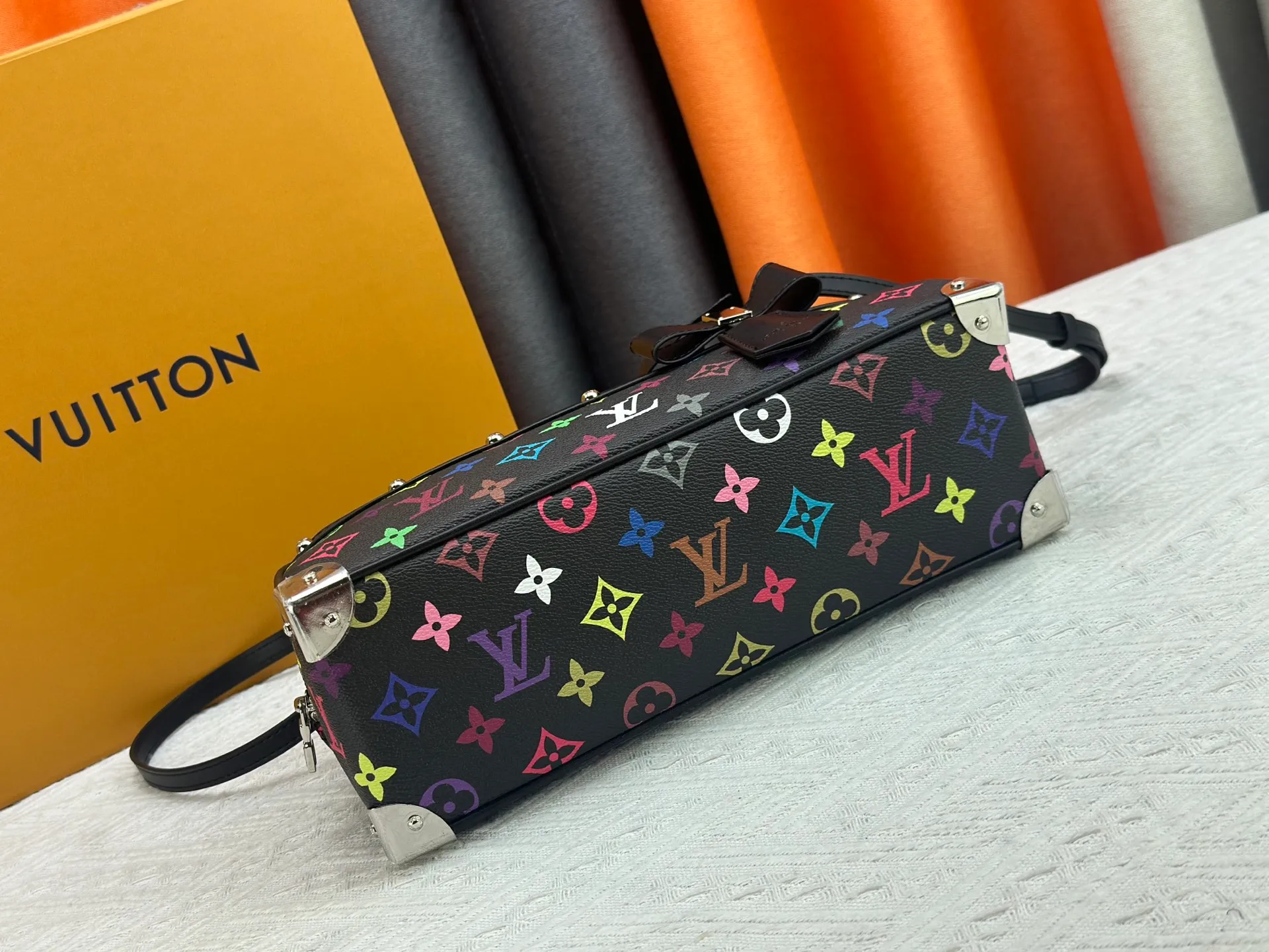 P280 Upgraded Original M13084 This Handbag East West handbag is from the Louis Vuitton x Takashi Murakami reissue series, using the artist's signature rainbow tones to trace the full-length Monogram pattern. Sleek horizontal construction lines the top handle, studded side straps, detachable and adjustable shoulder strap and LV x TM key holder, with cowhide leather details and sophisticated corners that nod to the brand's traditional luggage. Dimensions: 27.0 x 14.0 x 10.0 cm (length x height x width)