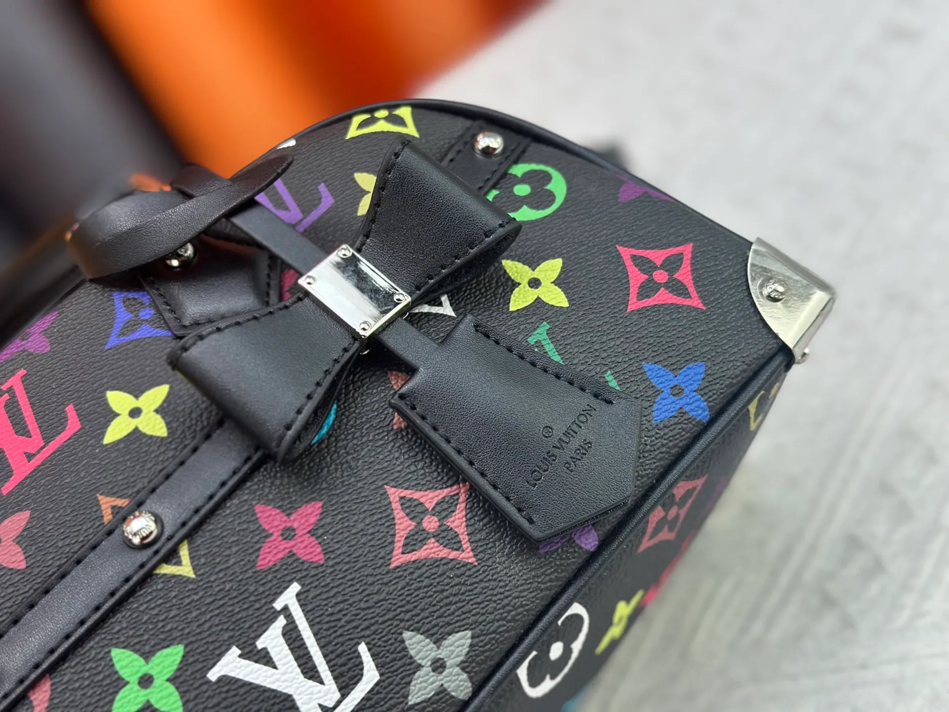 P280 Upgraded Original M13084 This Handbag East West handbag is from the Louis Vuitton x Takashi Murakami reissue series, using the artist's signature rainbow tones to trace the full-length Monogram pattern. Sleek horizontal construction lines the top handle, studded side straps, detachable and adjustable shoulder strap and LV x TM key holder, with cowhide leather details and sophisticated corners that nod to the brand's traditional luggage. Dimensions: 27.0 x 14.0 x 10.0 cm (length x height x width)