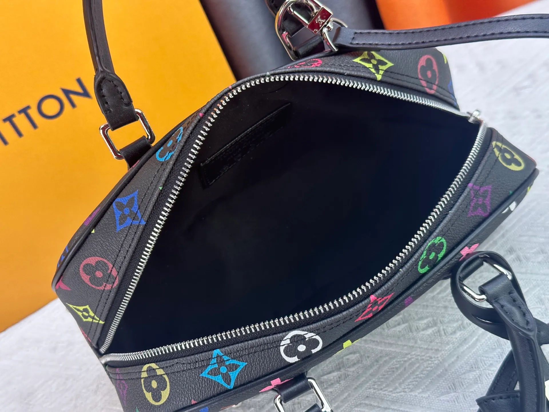 P280 Upgraded Original M13084 This Handbag East West handbag is from the Louis Vuitton x Takashi Murakami reissue series, using the artist's signature rainbow tones to trace the full-length Monogram pattern. Sleek horizontal construction lines the top handle, studded side straps, detachable and adjustable shoulder strap and LV x TM key holder, with cowhide leather details and sophisticated corners that nod to the brand's traditional luggage. Dimensions: 27.0 x 14.0 x 10.0 cm (length x height x width)