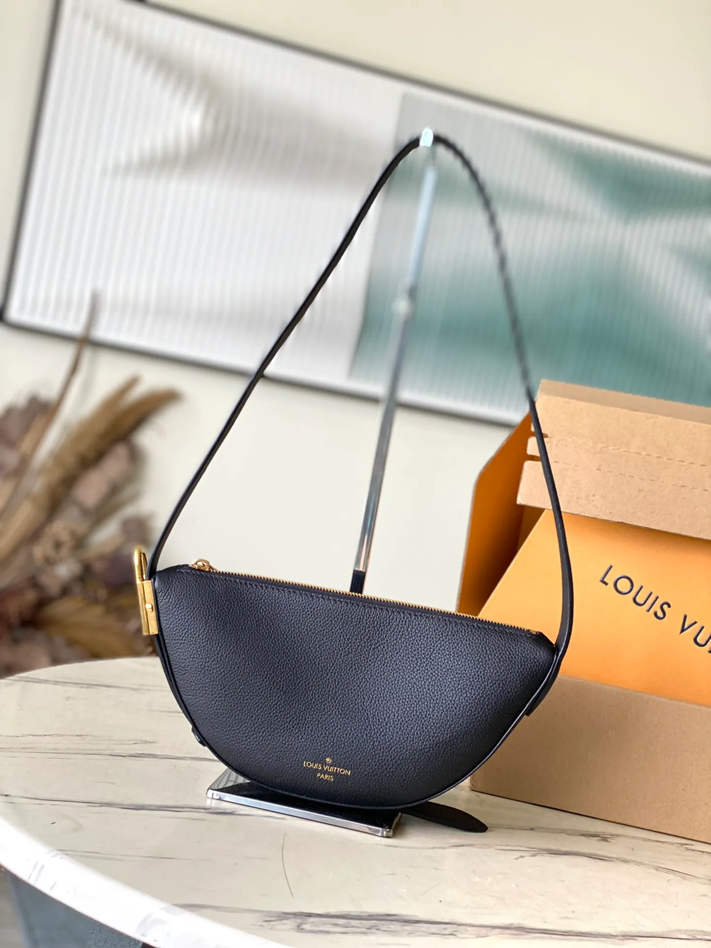 💰840 (top layer leather) top original single M11429 Low Key adopts modern and simple design, supplemented by extremely soft and smooth calf leather and exquisite details. These include LV engraved padlocks and suede calf leather lining. This carry-on style features a zippered main compartment to store essentials like your phone, wallet, and keys, as well as an adjustable strap for waist or full-body carry. Dimensions: 28 x 13 x 5.5 cm (DxHxW)