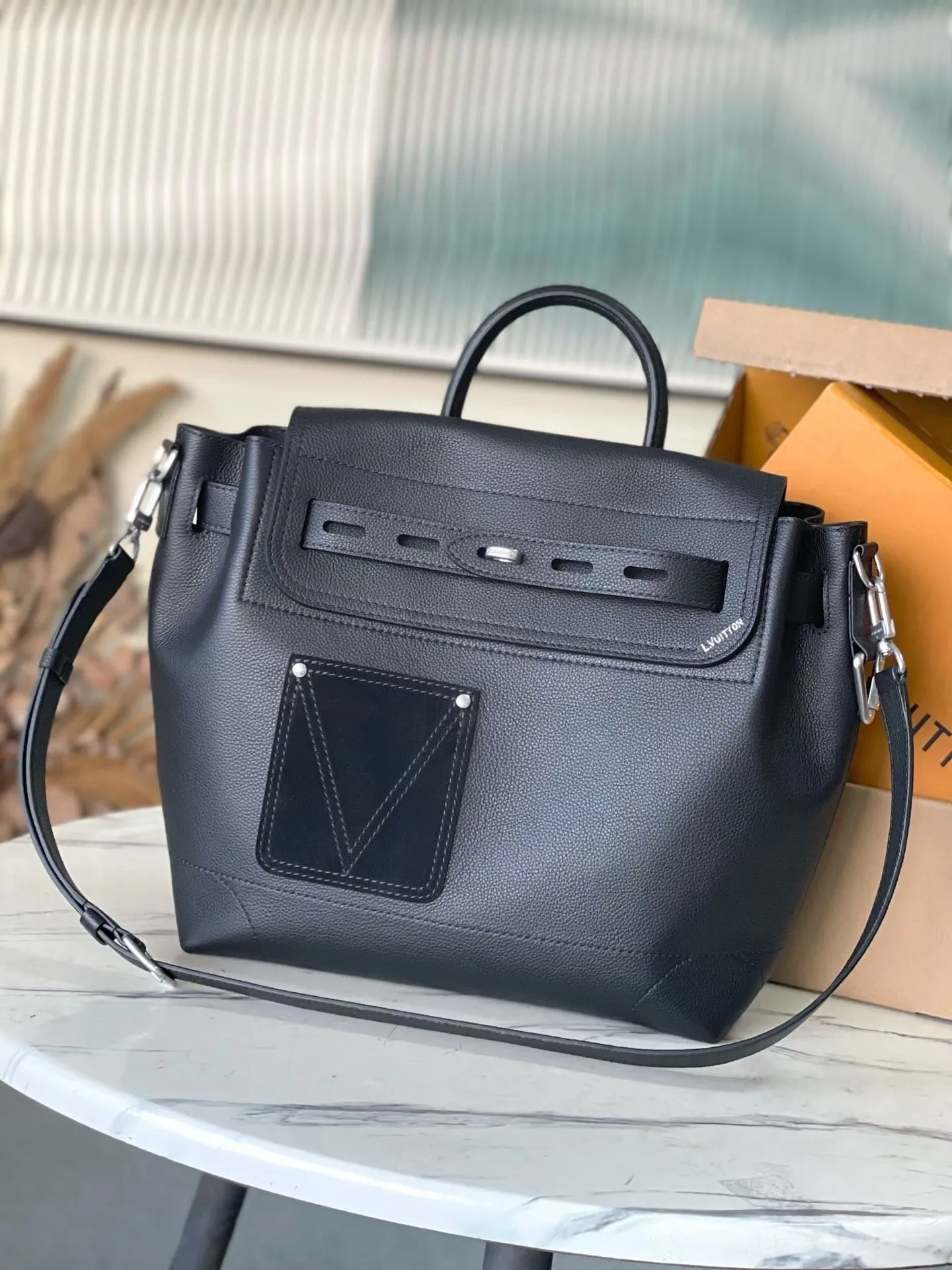 💰1540 (top-grain leather) top original order M27061 This Steamer 30 handbag uses LV Touch cow leather to reinterpret the classic Steamer handbag that has been popular for a century. Grained leather and suede on two sides. The suede leather front pocket is subtly embellished with V-shaped stitching, and the convenient V-shaped hook buckle is integrated with Monogram flowers. The shoulder strap design provides cross-body and hand-carry options. Dimensions: 32 × 33 × 14 cm