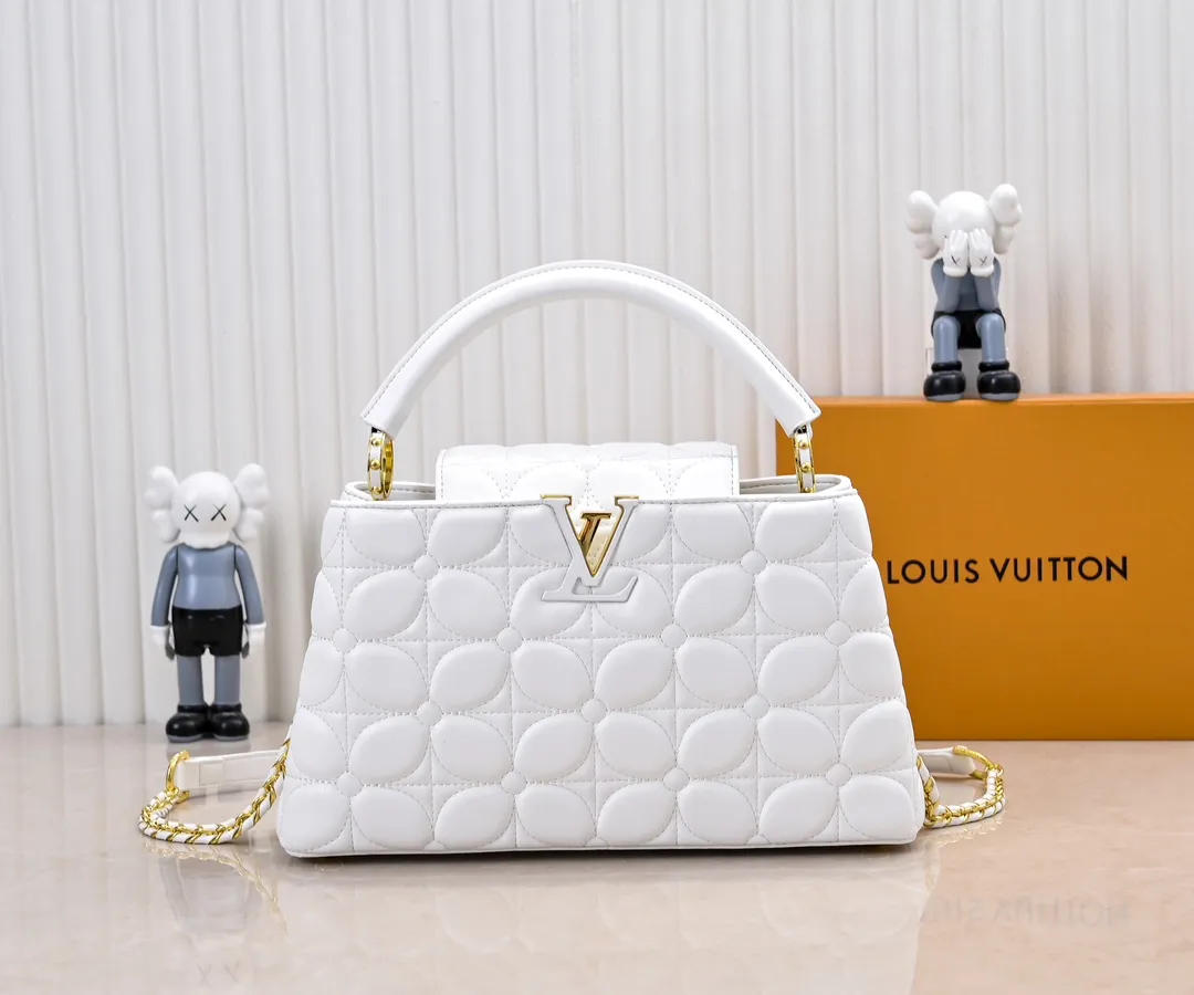 Upgraded version P440 M23999 White This Monogram embroidered flower emerges from the elegant quilting, giving the Capucines BB handbag the style of Louis Vuitton store decoration. Soft sheepskin creates a stable structure and trim, and the detachable shoulder strap allows for comfortable shoulder or cross-body wear. Dimensions: 33 x 19 x 9 cm