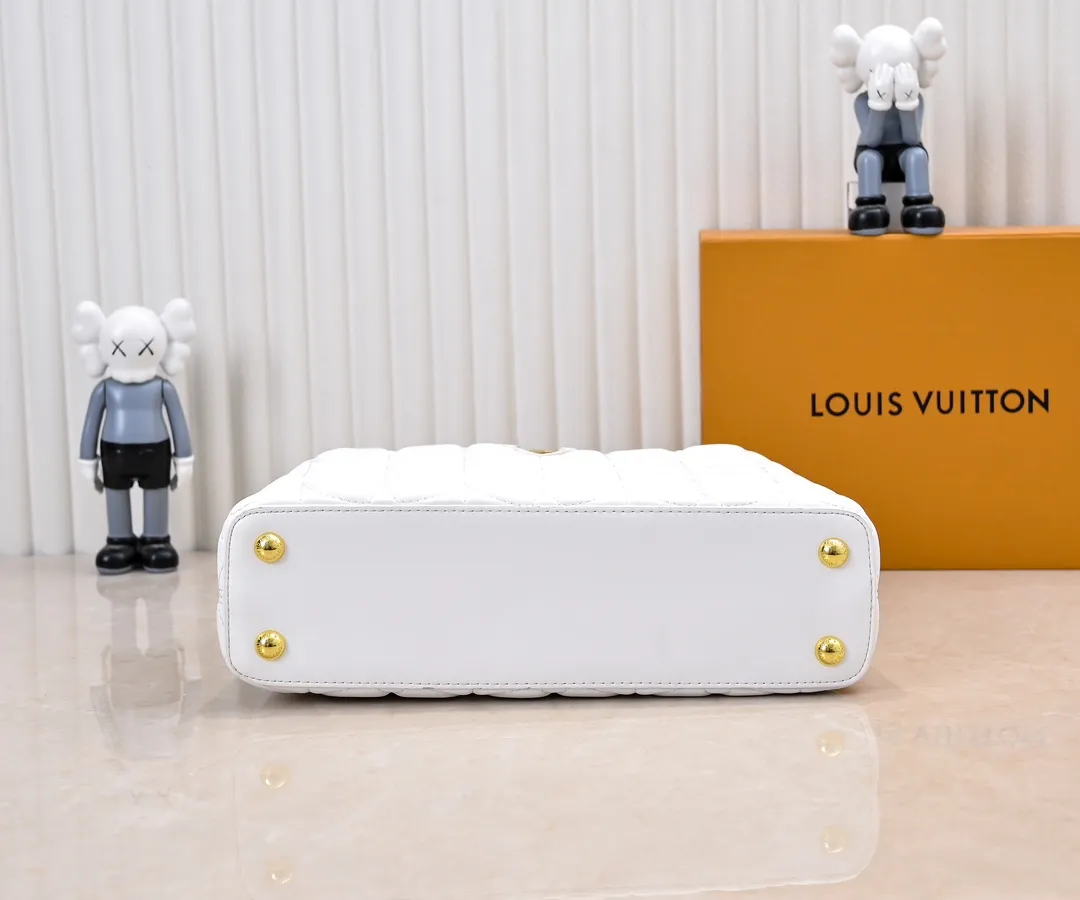 Upgraded version P440 M23999 White This Monogram embroidered flower emerges from the elegant quilting, giving the Capucines BB handbag the style of Louis Vuitton store decoration. Soft sheepskin creates a stable structure and trim, and the detachable shoulder strap allows for comfortable shoulder or cross-body wear. Dimensions: 33 x 19 x 9 cm