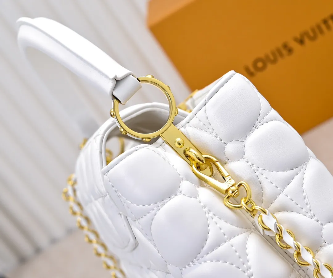 Upgraded version P440 M23999 White This Monogram embroidered flower emerges from the elegant quilting, giving the Capucines BB handbag the style of Louis Vuitton store decoration. Soft sheepskin creates a stable structure and trim, and the detachable shoulder strap allows for comfortable shoulder or cross-body wear. Dimensions: 33 x 19 x 9 cm