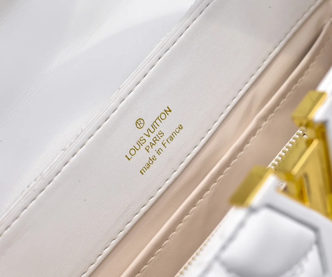 Upgraded version P440 M23999 White This Monogram embroidered flower emerges from the elegant quilting, giving the Capucines BB handbag the style of Louis Vuitton store decoration. Soft sheepskin creates a stable structure and trim, and the detachable shoulder strap allows for comfortable shoulder or cross-body wear. Dimensions: 33 x 19 x 9 cm