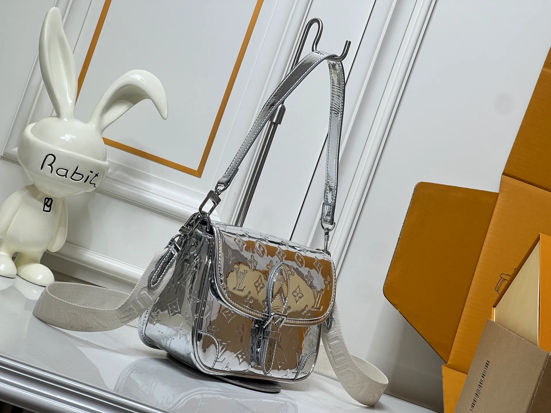 Batch 280💰Upgraded original M45985 M45988 Gold Silver This Diane handbag is classic Monogram cow leather trim and dazzling metal parts, with modern touches to interpret the new season interest. The zippered interior pocket keeps valuables secure, and the removable leather shoulder strap allows for a variety of carrying options. Dimensions: 24.0 x 15.0 x 9.0 cm (length x height x width)