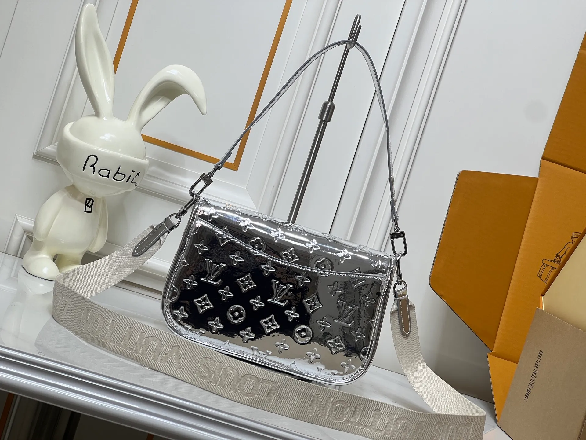 Batch 280💰Upgraded original M45985 M45988 Gold Silver This Diane handbag is classic Monogram cow leather trim and dazzling metal parts, with modern touches to interpret the new season interest. The zippered interior pocket keeps valuables secure, and the removable leather shoulder strap allows for a variety of carrying options. Dimensions: 24.0 x 15.0 x 9.0 cm (length x height x width)
