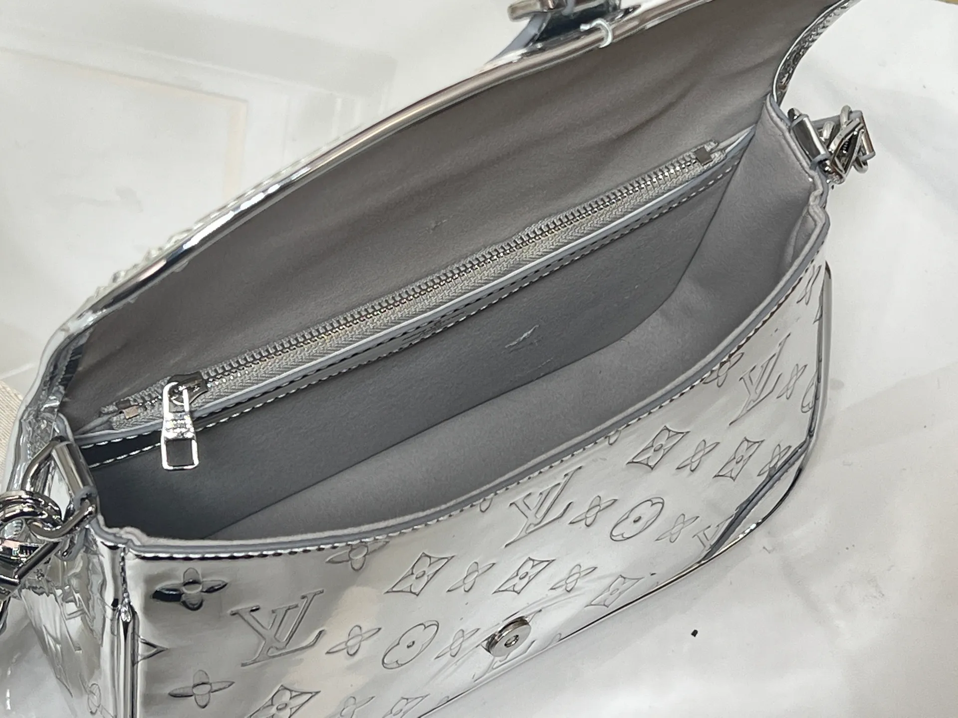 Batch 280💰Upgraded original M45985 M45988 Gold Silver This Diane handbag is classic Monogram cow leather trim and dazzling metal parts, with modern touches to interpret the new season interest. The zippered interior pocket keeps valuables secure, and the removable leather shoulder strap allows for a variety of carrying options. Dimensions: 24.0 x 15.0 x 9.0 cm (length x height x width)